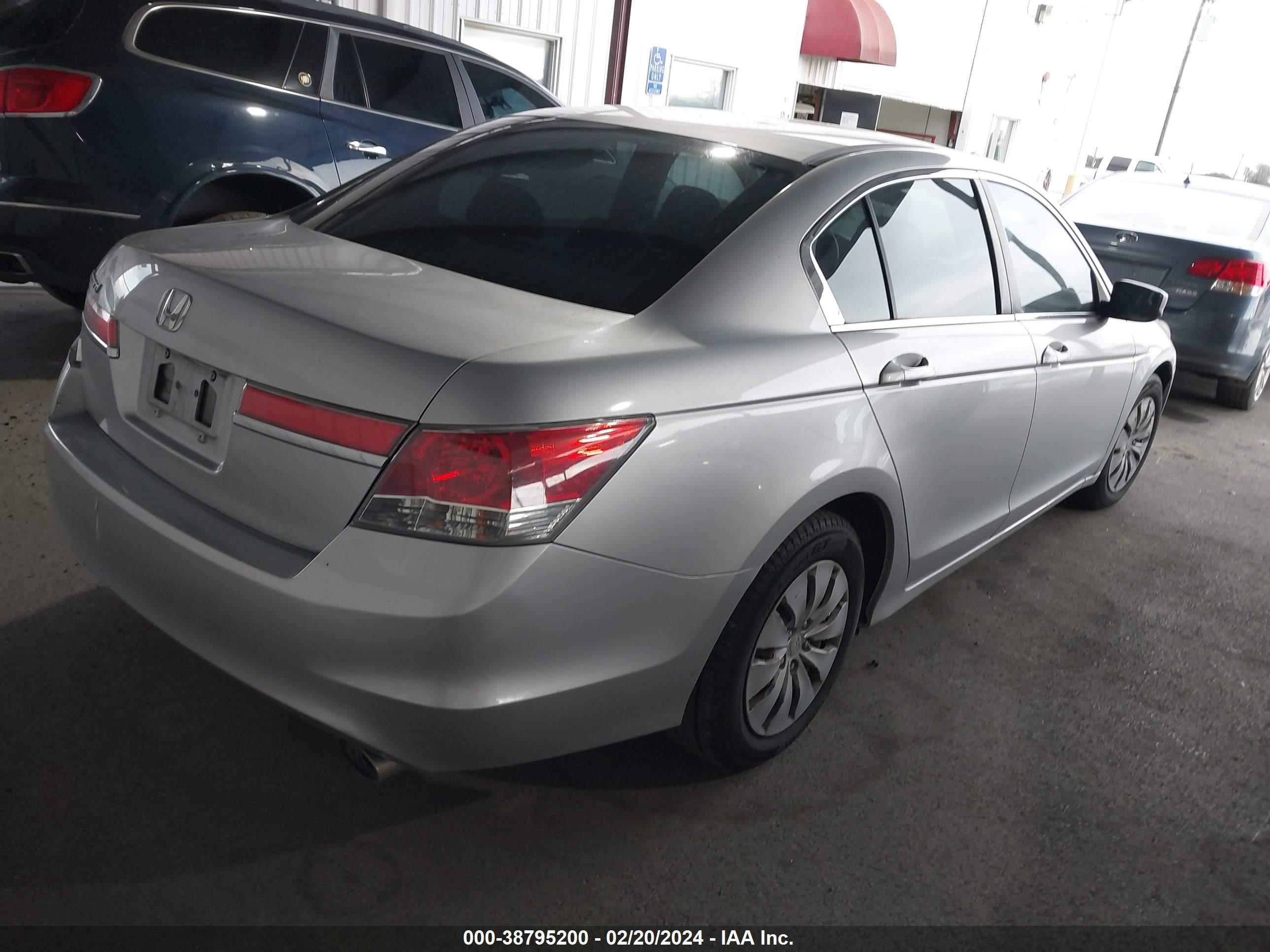 Photo 3 VIN: 1HGCP2F30BA157676 - HONDA ACCORD 