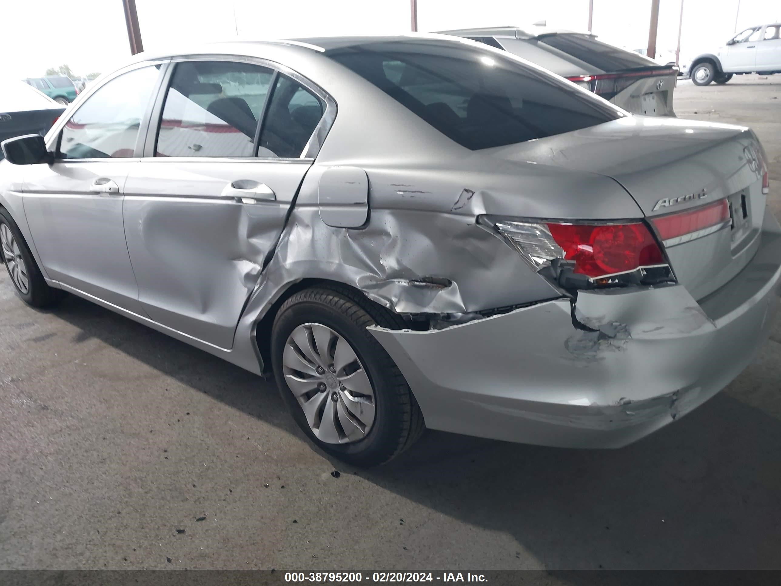 Photo 5 VIN: 1HGCP2F30BA157676 - HONDA ACCORD 