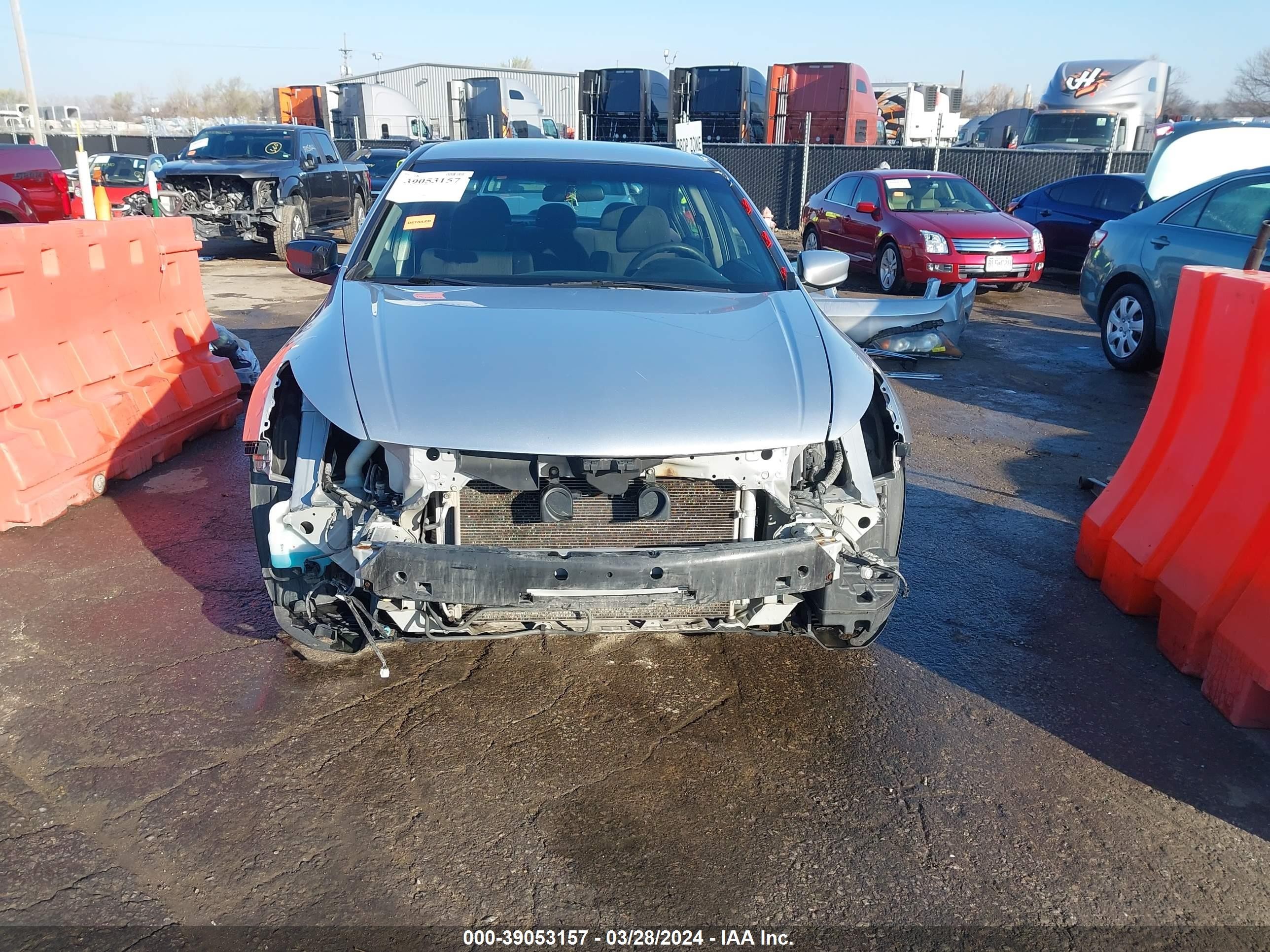 Photo 12 VIN: 1HGCP2F30CA010713 - HONDA ACCORD 