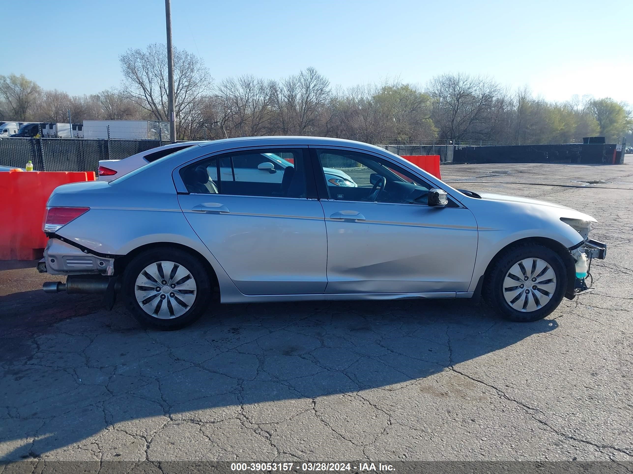 Photo 13 VIN: 1HGCP2F30CA010713 - HONDA ACCORD 