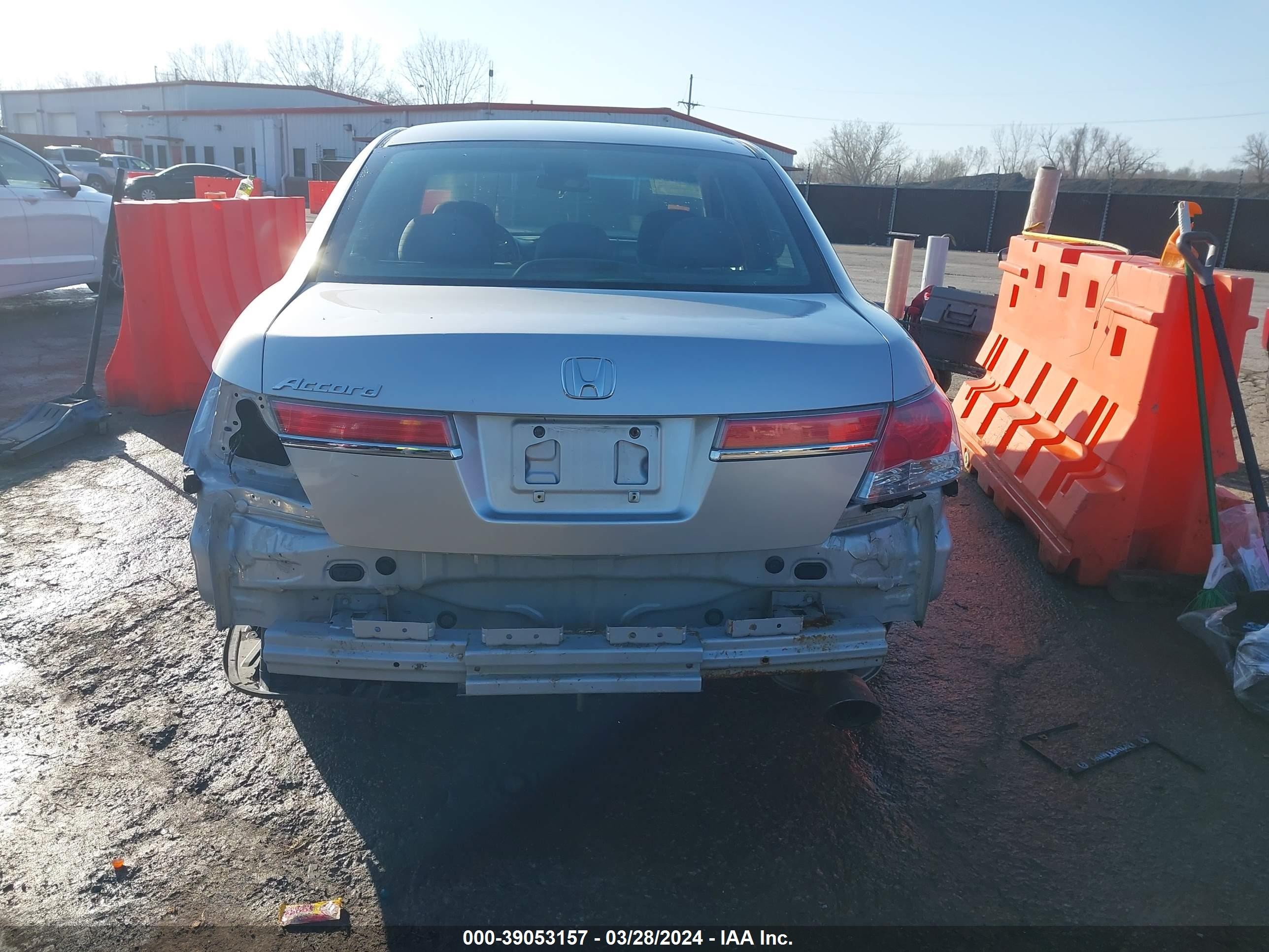 Photo 16 VIN: 1HGCP2F30CA010713 - HONDA ACCORD 