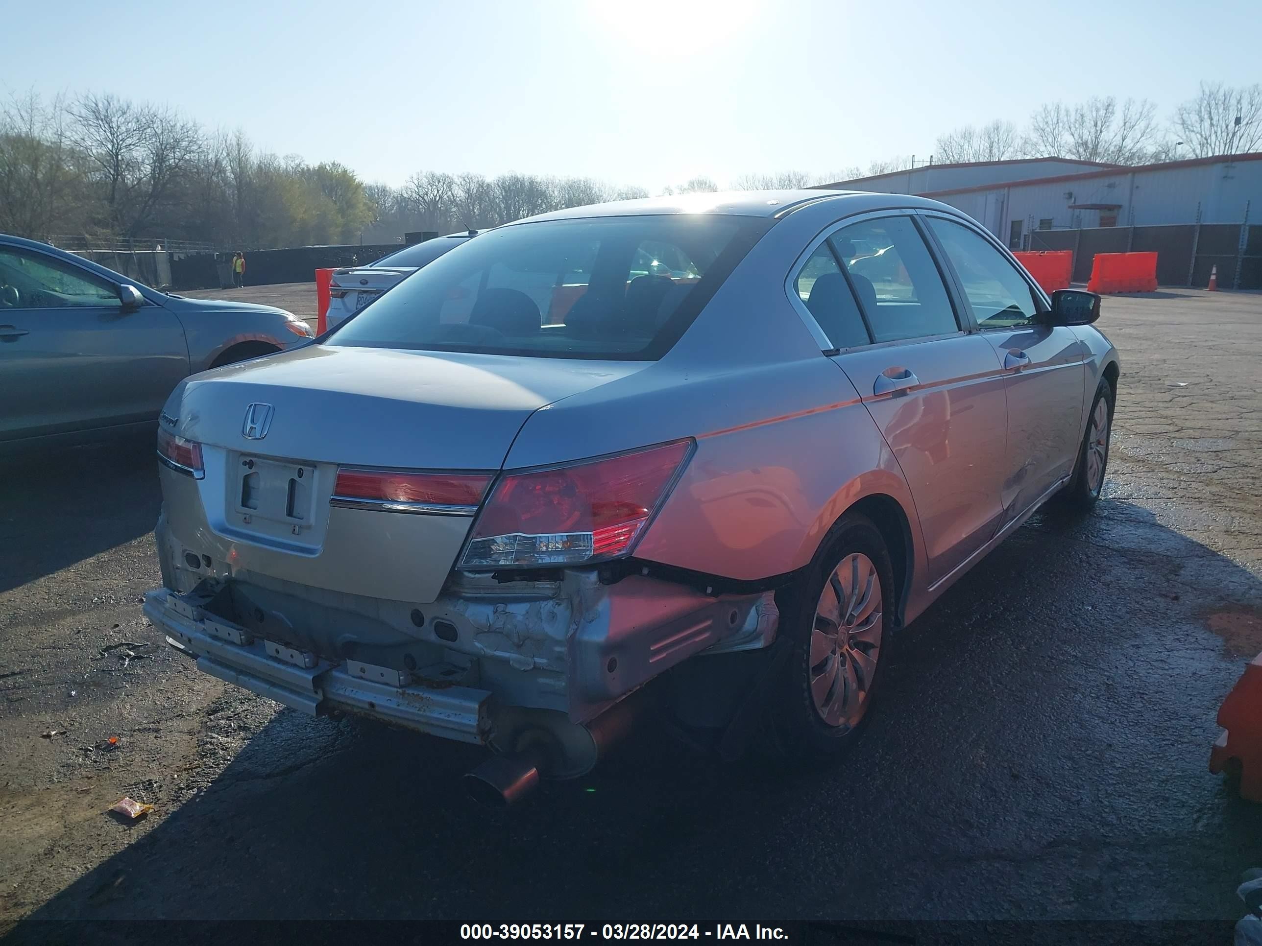 Photo 3 VIN: 1HGCP2F30CA010713 - HONDA ACCORD 