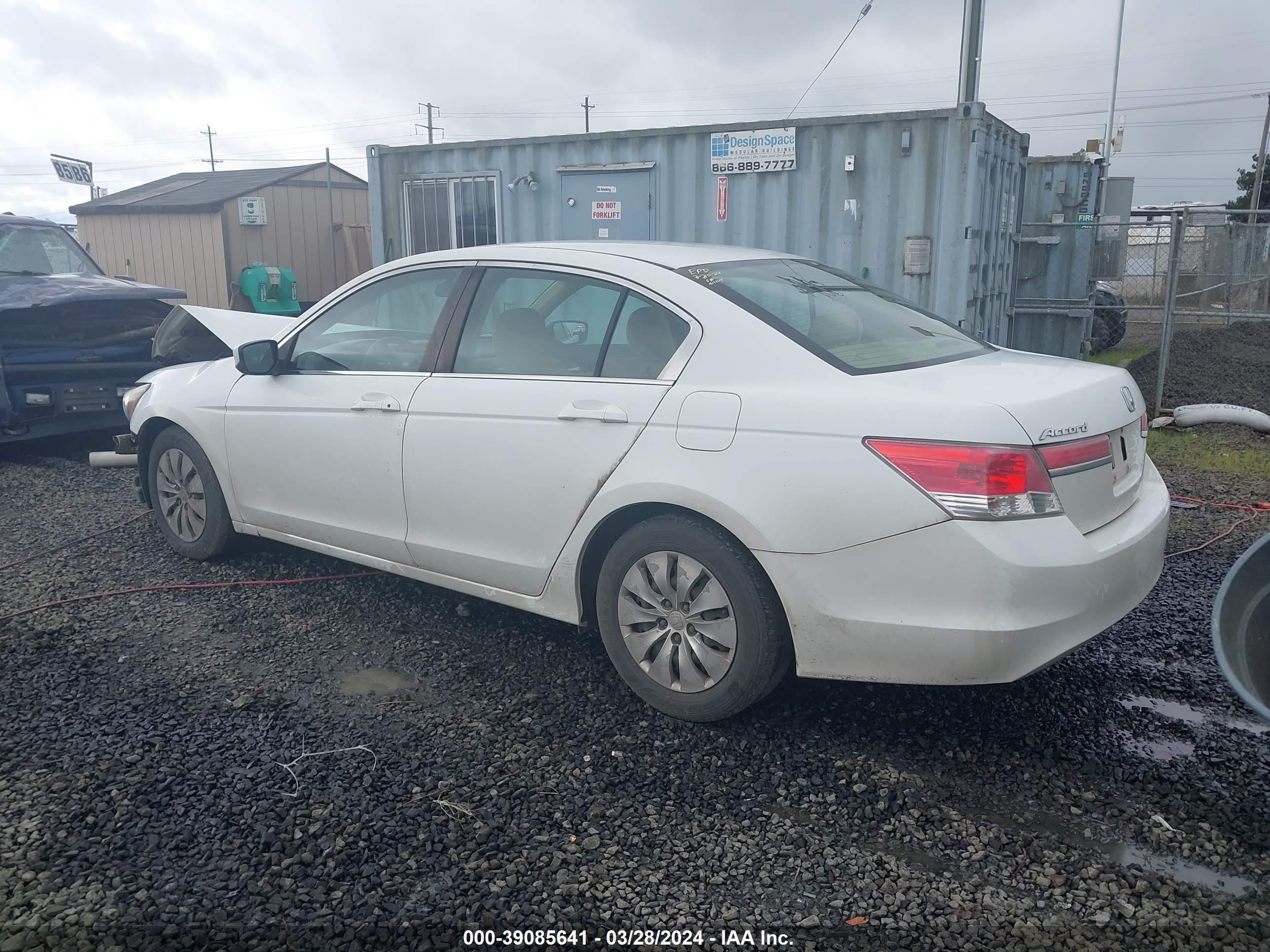 Photo 2 VIN: 1HGCP2F30CA097870 - HONDA ACCORD 