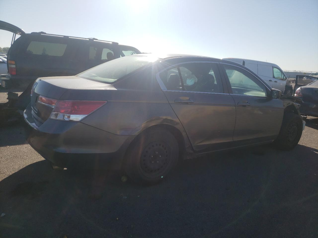 Photo 2 VIN: 1HGCP2F30CA246679 - HONDA ACCORD 