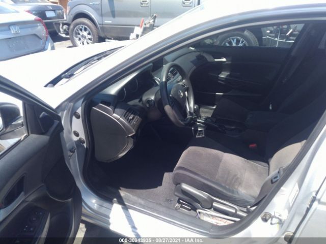 Photo 4 VIN: 1HGCP2F31AA181046 - HONDA ACCORD SDN 