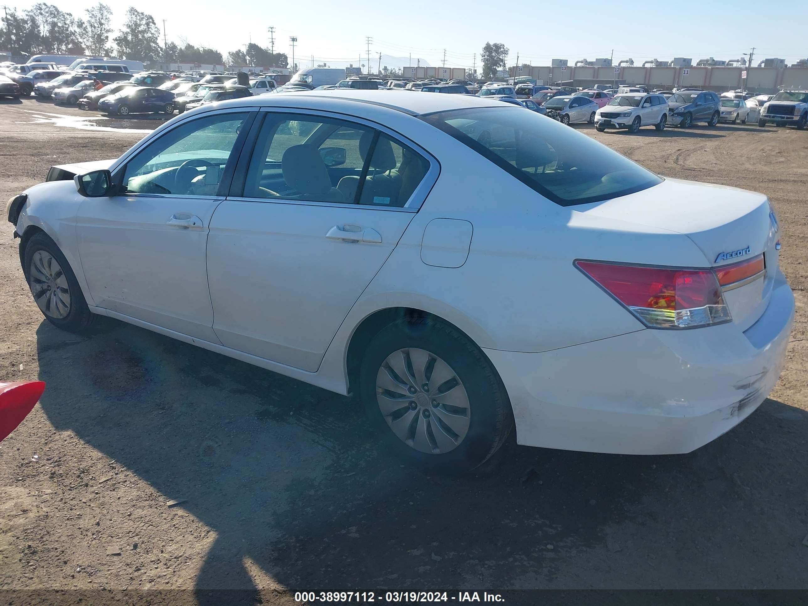 Photo 2 VIN: 1HGCP2F31BA056369 - HONDA ACCORD 