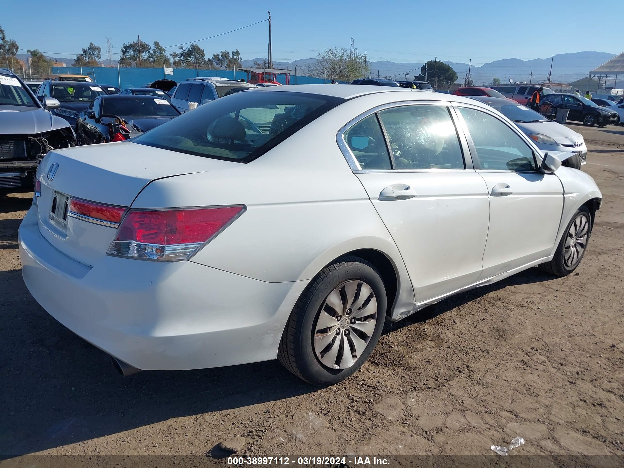 Photo 3 VIN: 1HGCP2F31BA056369 - HONDA ACCORD 