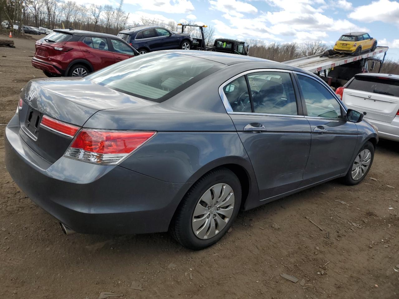 Photo 2 VIN: 1HGCP2F31BA099884 - HONDA ACCORD 