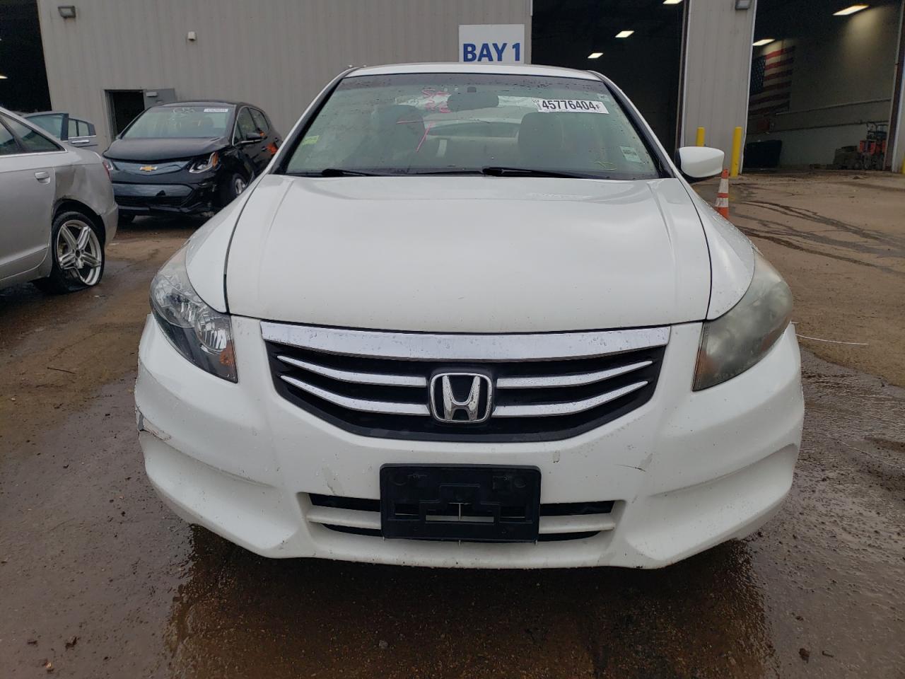 Photo 4 VIN: 1HGCP2F31BA139686 - HONDA ACCORD 