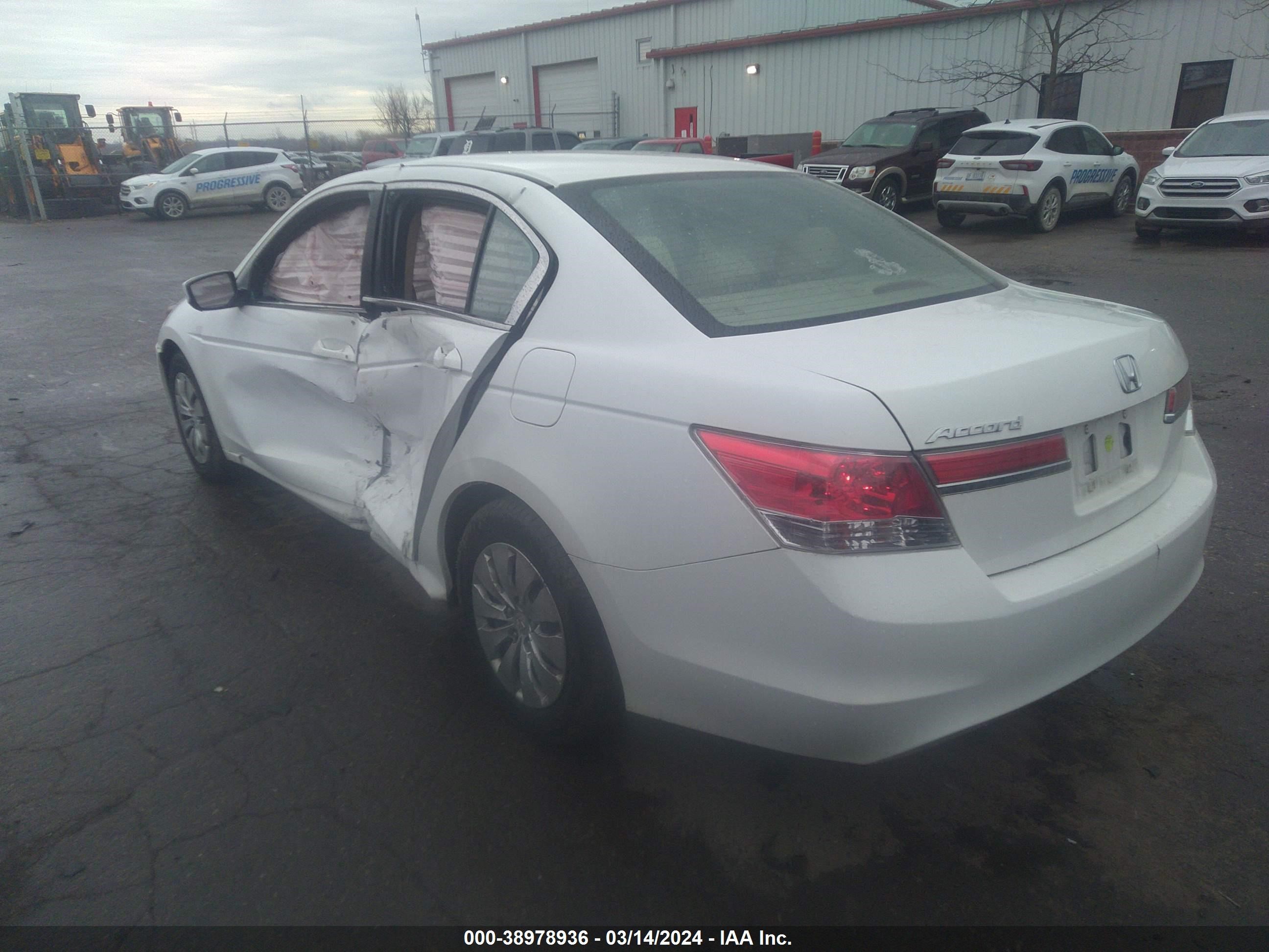 Photo 2 VIN: 1HGCP2F32BA054131 - HONDA ACCORD 