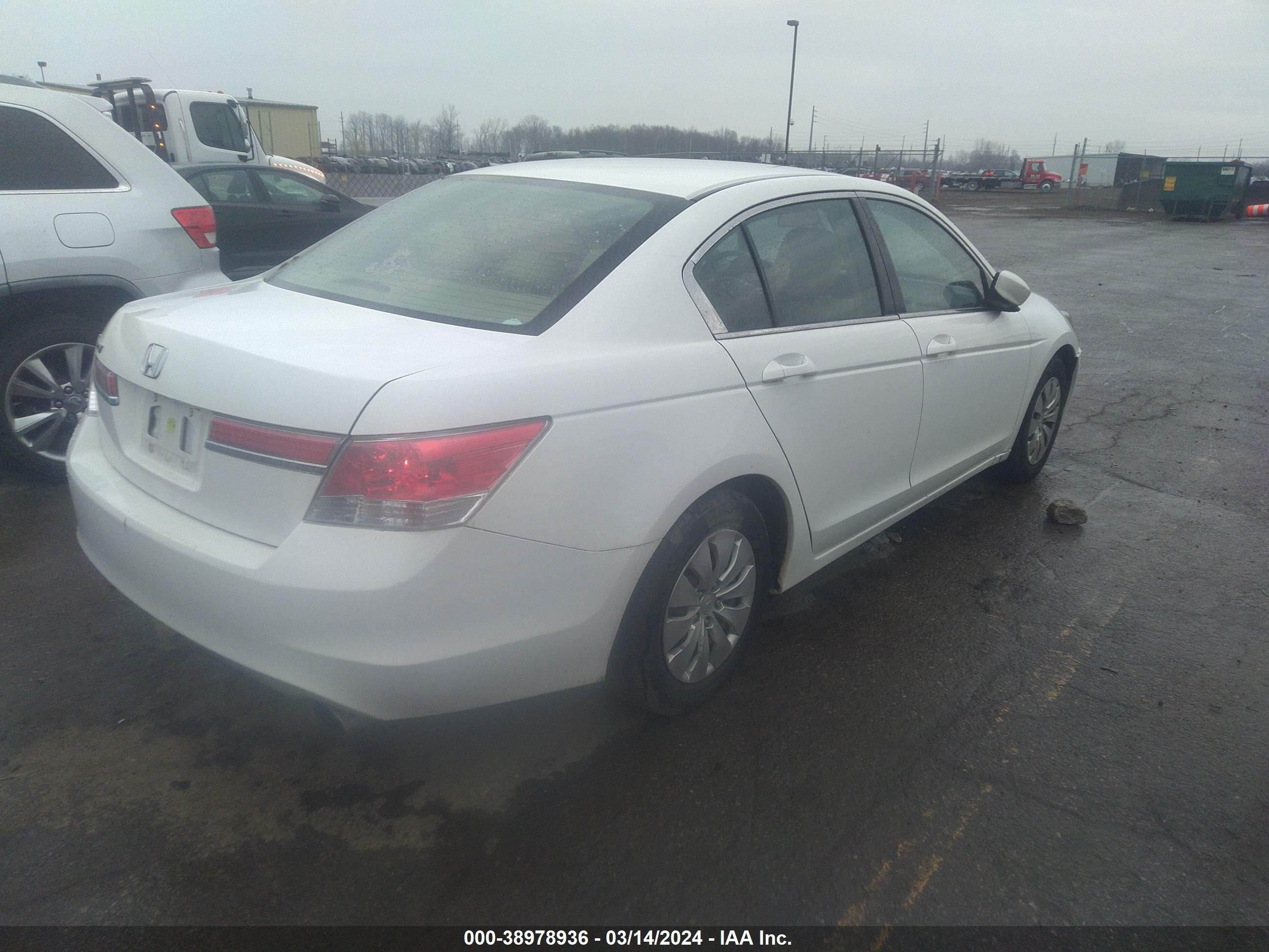 Photo 3 VIN: 1HGCP2F32BA054131 - HONDA ACCORD 