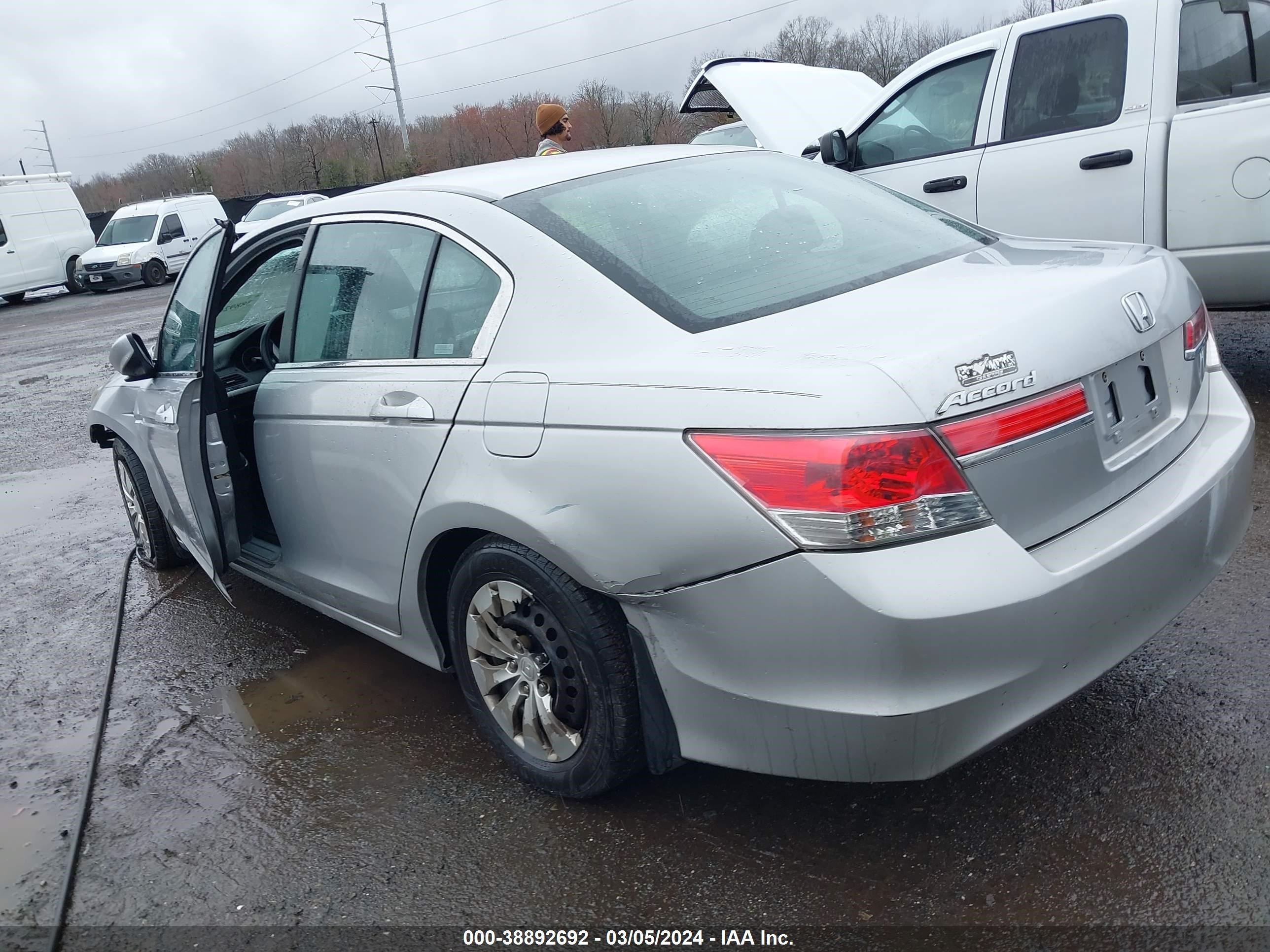 Photo 2 VIN: 1HGCP2F33CA116668 - HONDA ACCORD 