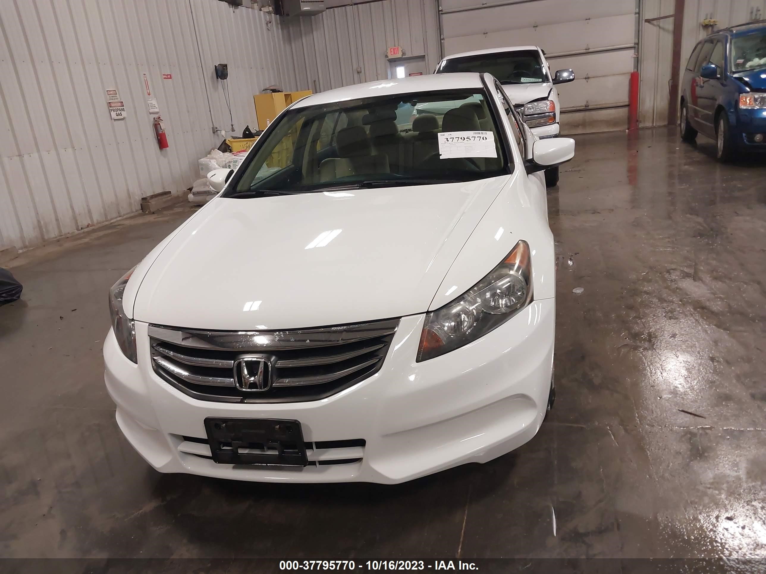 Photo 11 VIN: 1HGCP2F34CA163014 - HONDA ACCORD 