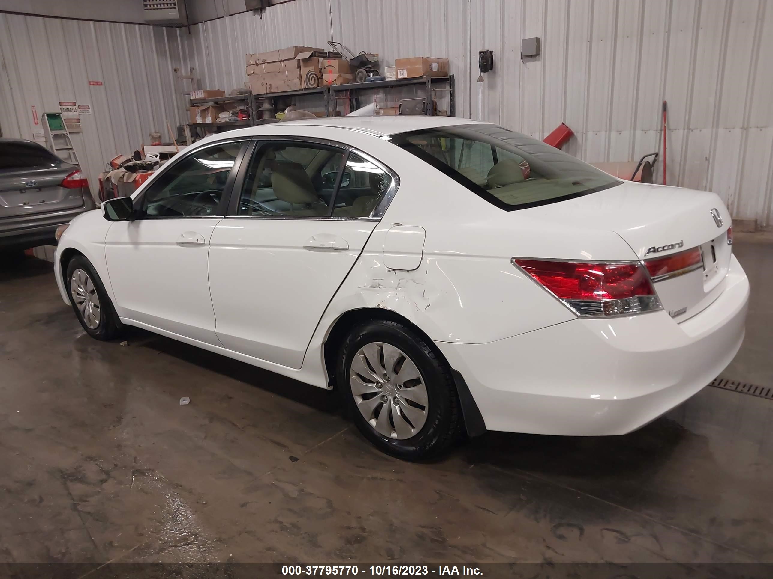 Photo 2 VIN: 1HGCP2F34CA163014 - HONDA ACCORD 