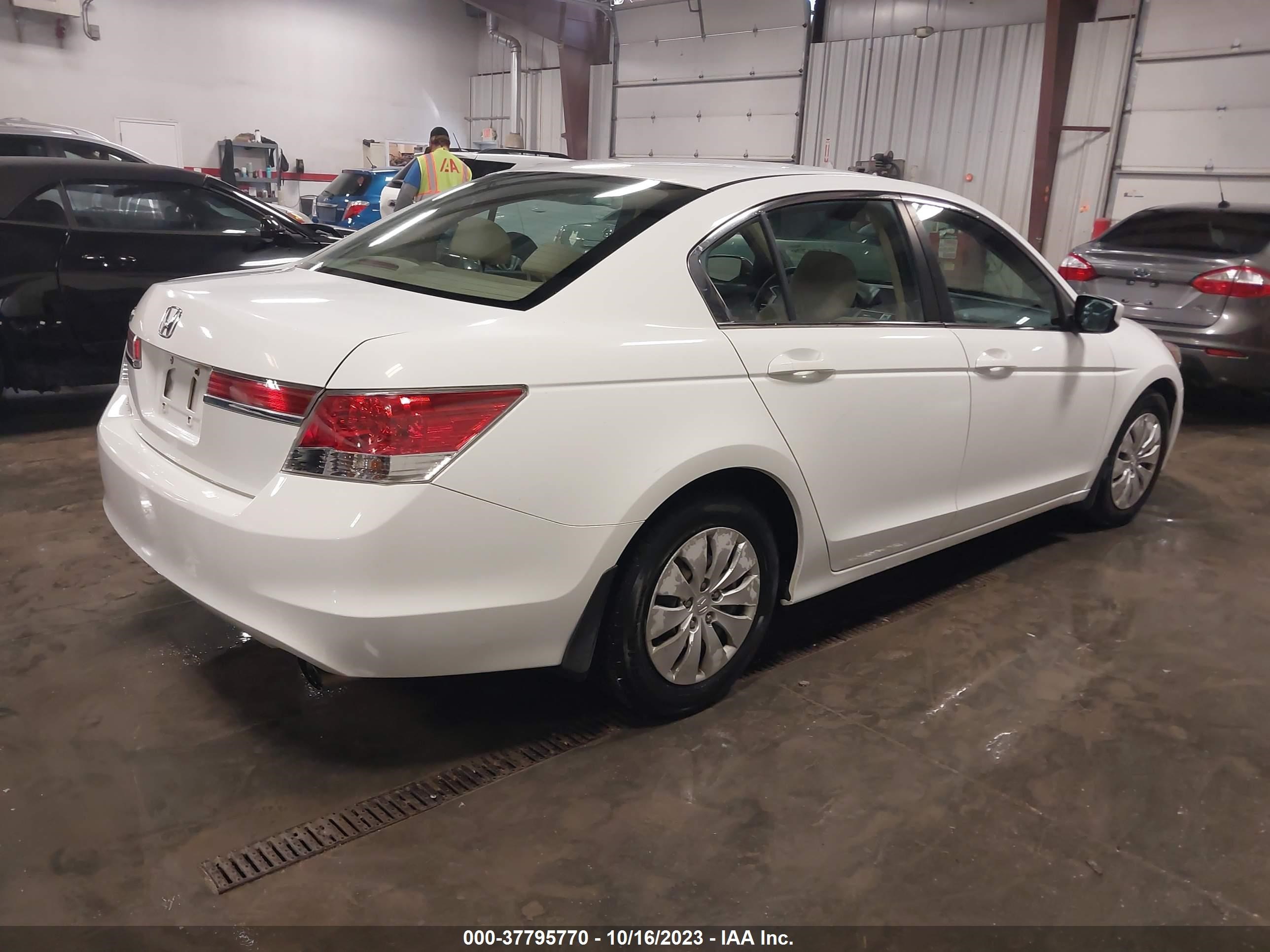 Photo 3 VIN: 1HGCP2F34CA163014 - HONDA ACCORD 