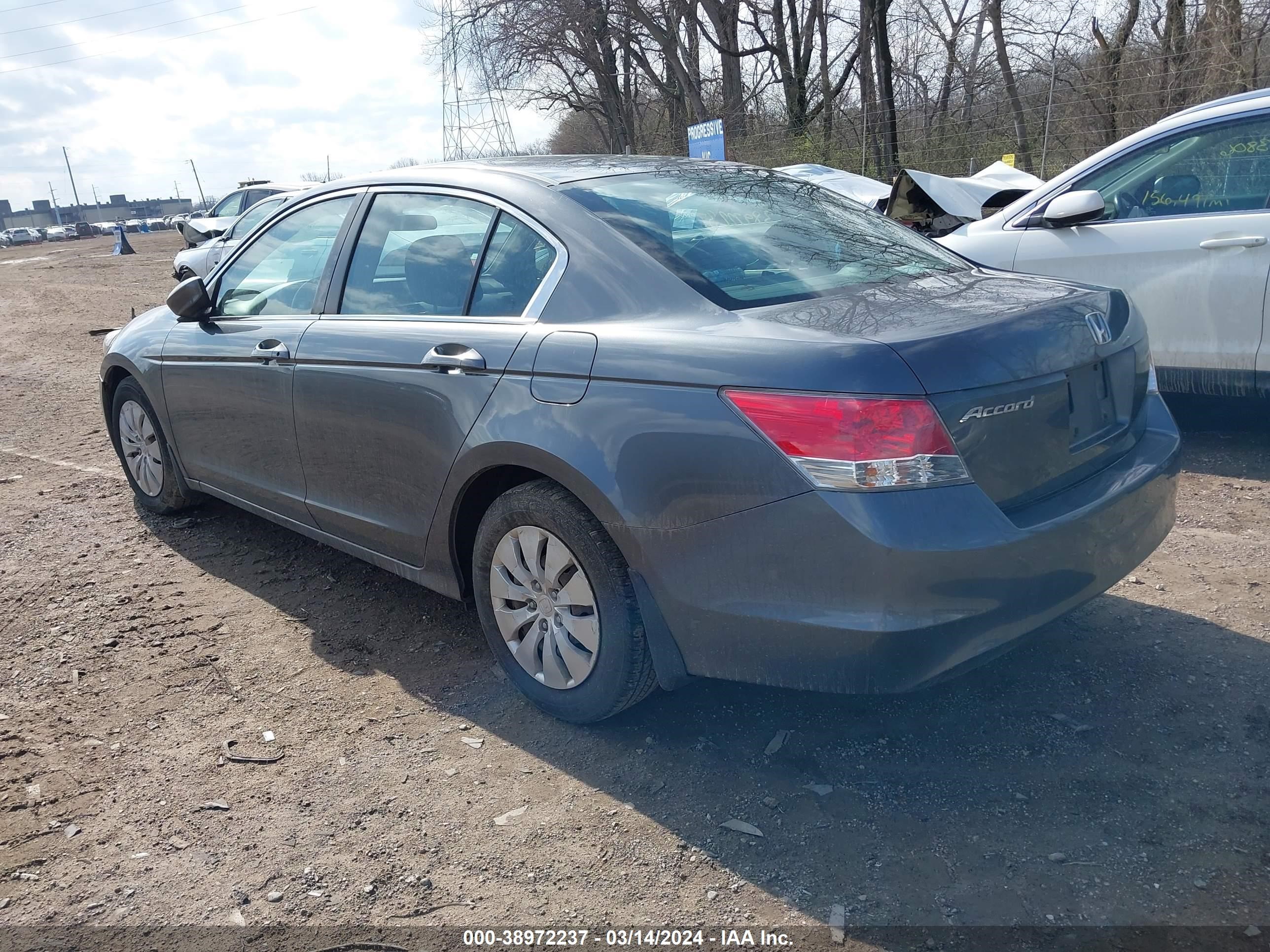 Photo 2 VIN: 1HGCP2F35AA164458 - HONDA ACCORD 