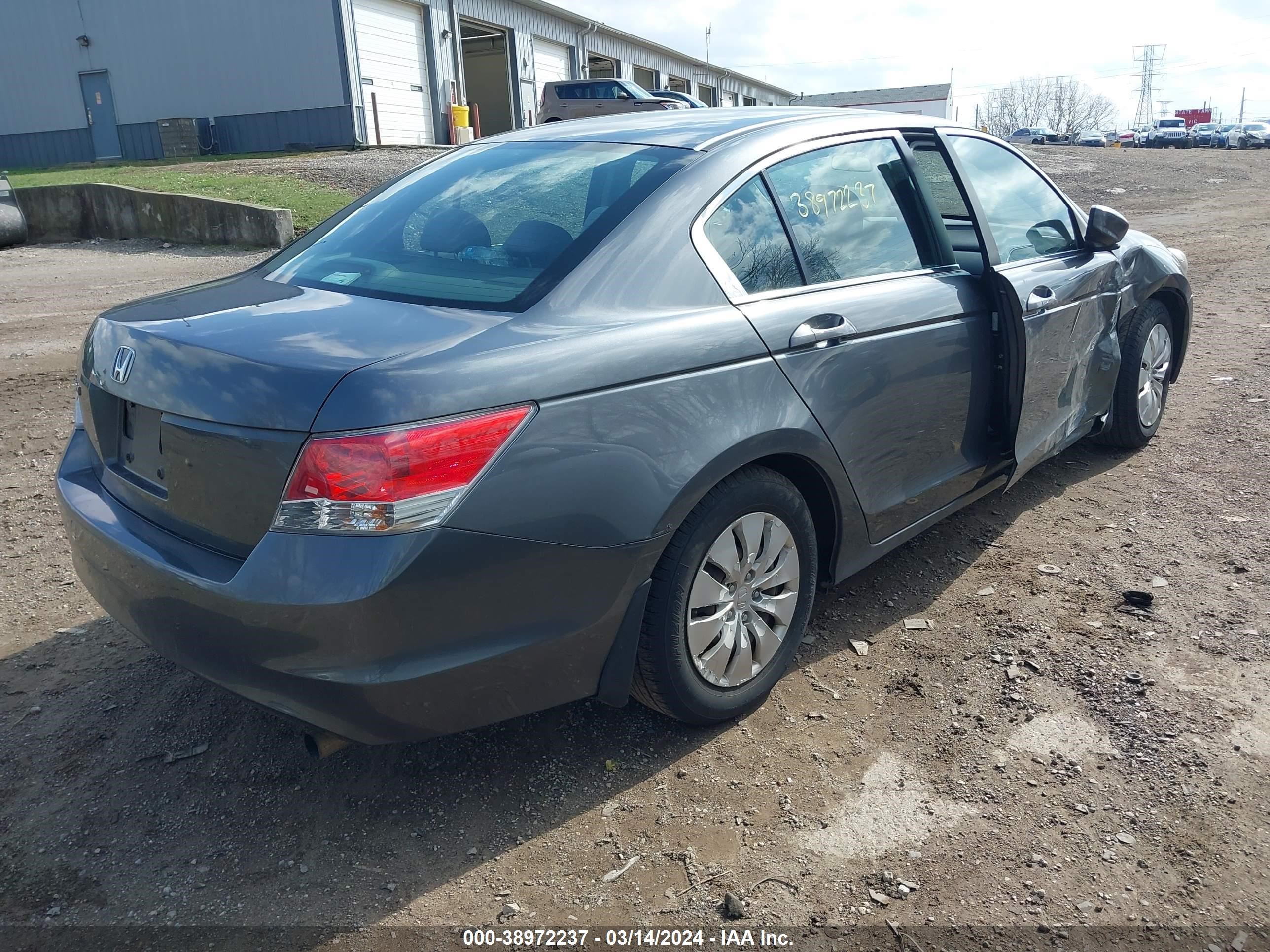 Photo 3 VIN: 1HGCP2F35AA164458 - HONDA ACCORD 