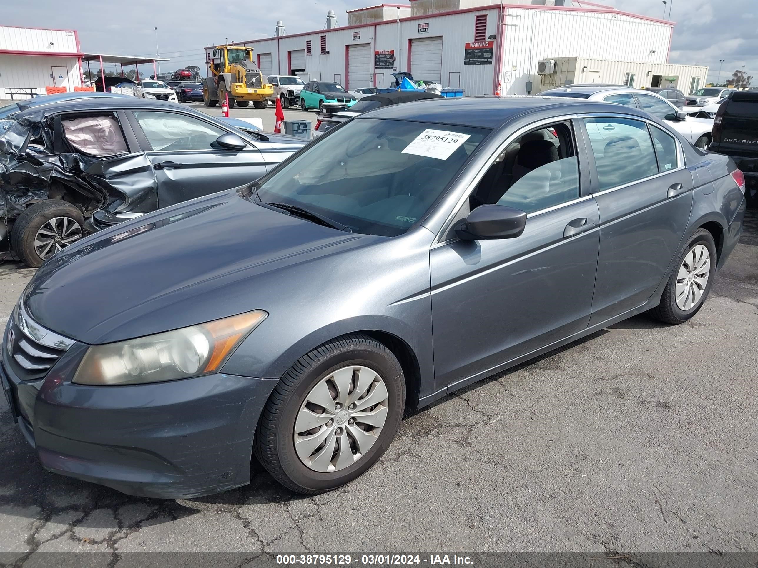 Photo 1 VIN: 1HGCP2F35BA001035 - HONDA ACCORD 