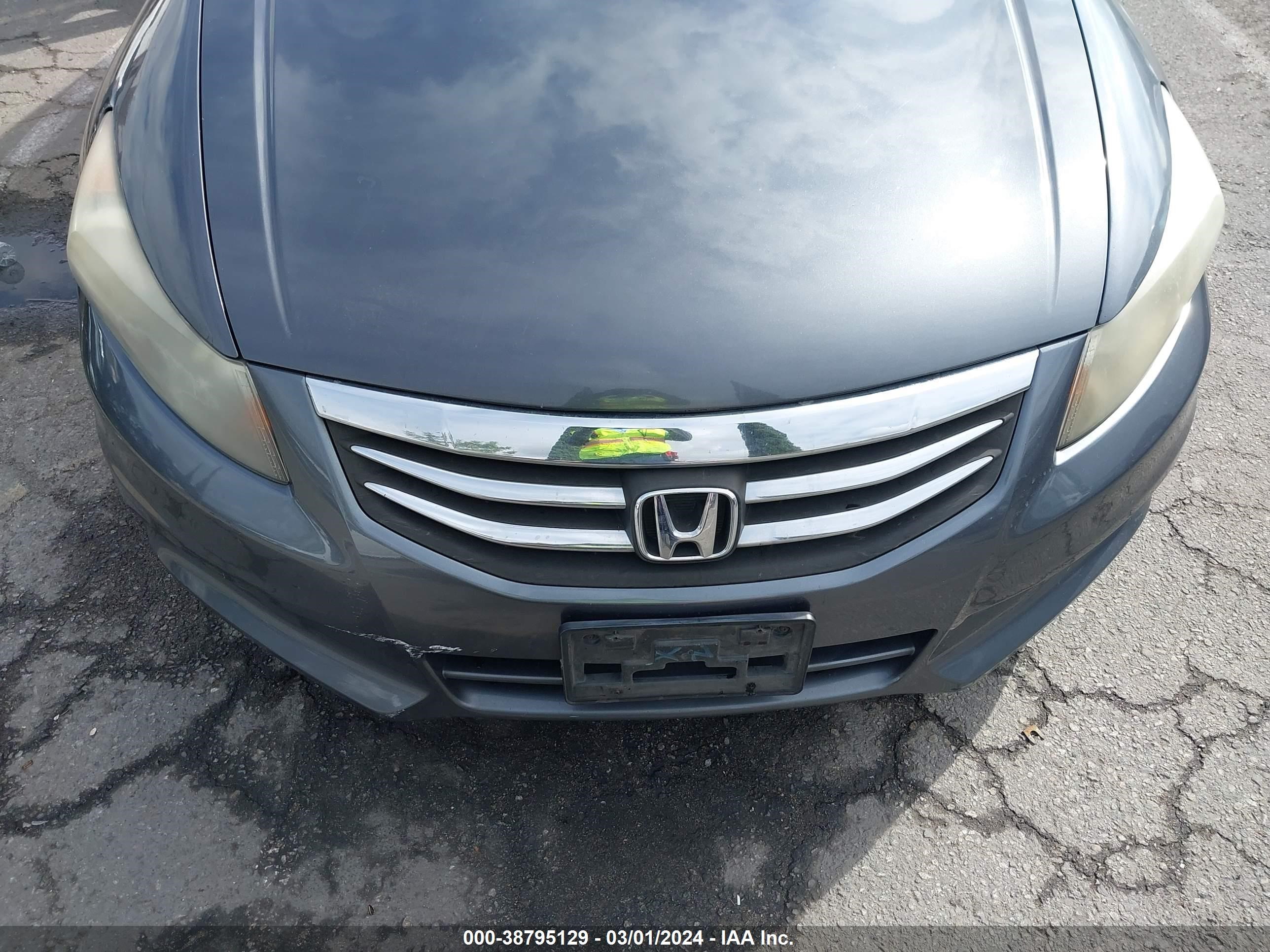 Photo 11 VIN: 1HGCP2F35BA001035 - HONDA ACCORD 