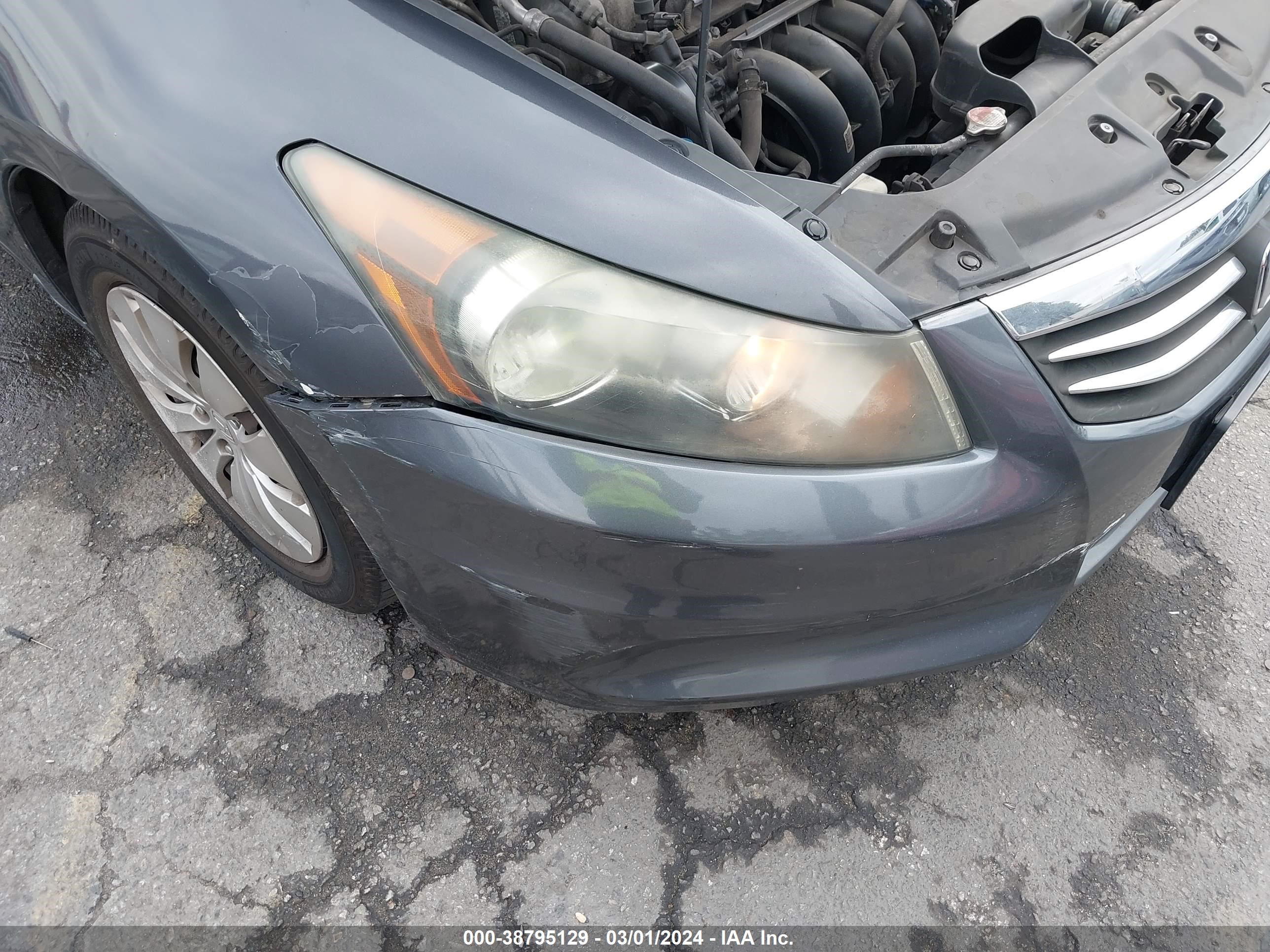 Photo 16 VIN: 1HGCP2F35BA001035 - HONDA ACCORD 