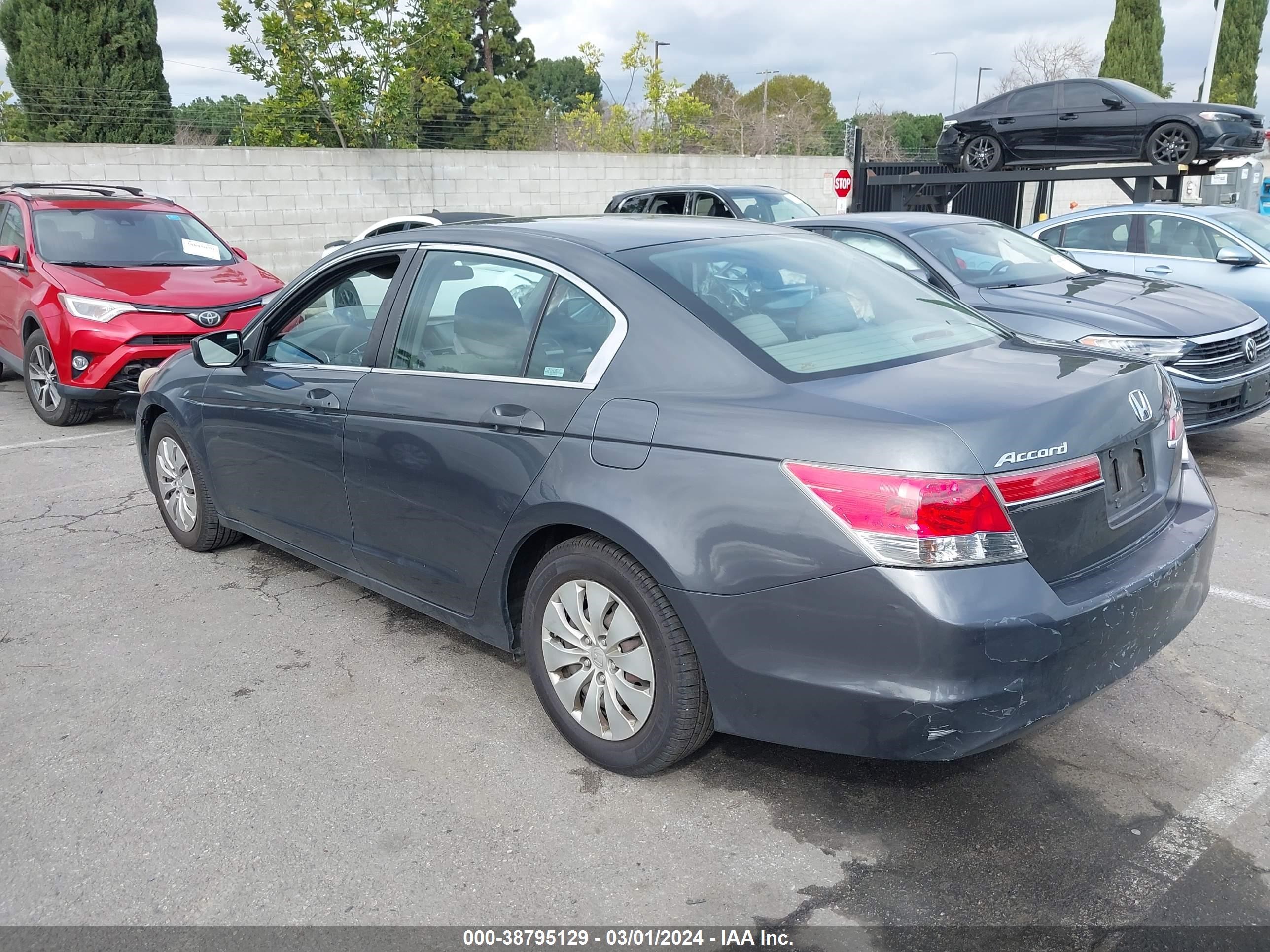 Photo 2 VIN: 1HGCP2F35BA001035 - HONDA ACCORD 