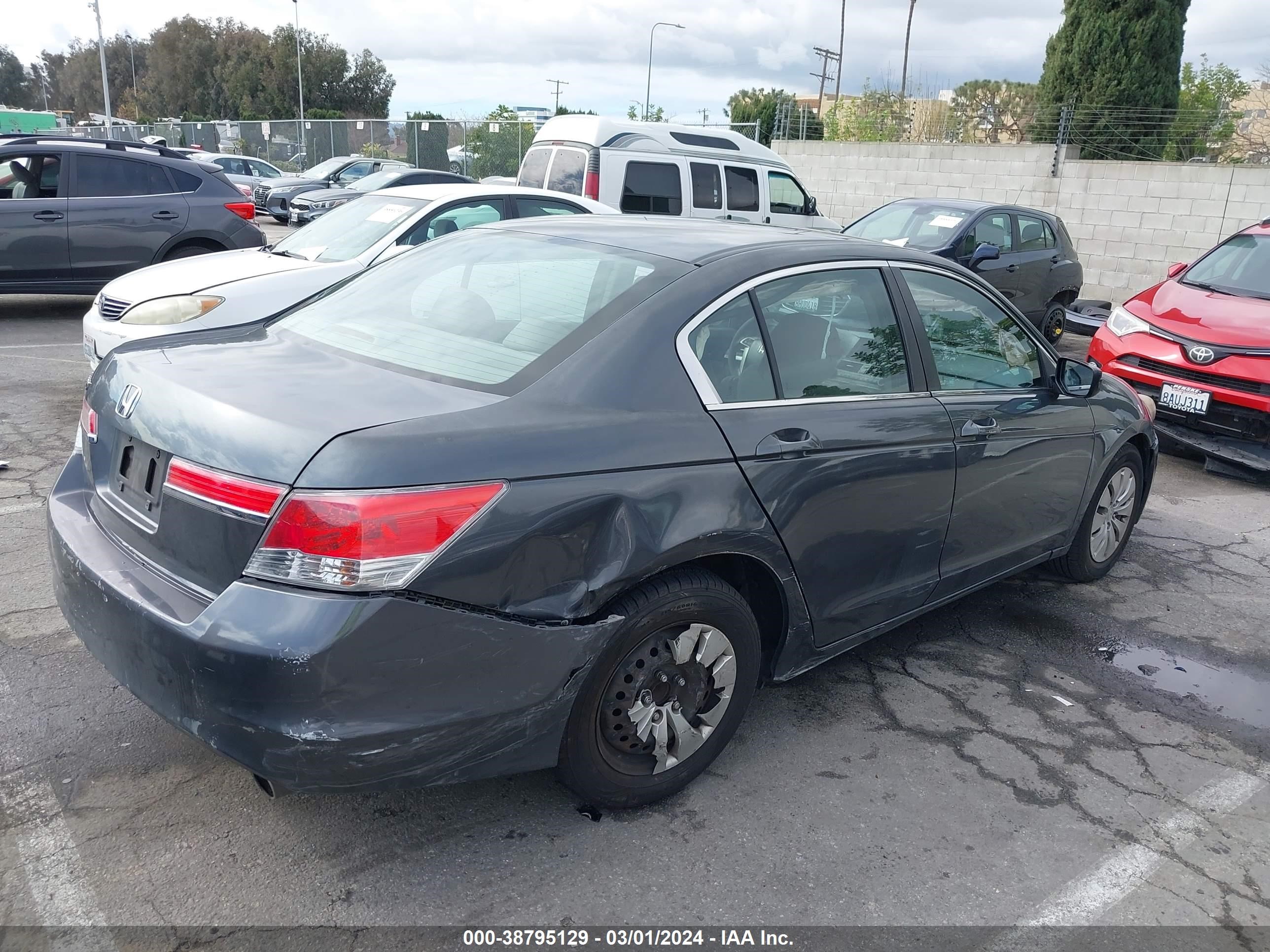 Photo 3 VIN: 1HGCP2F35BA001035 - HONDA ACCORD 