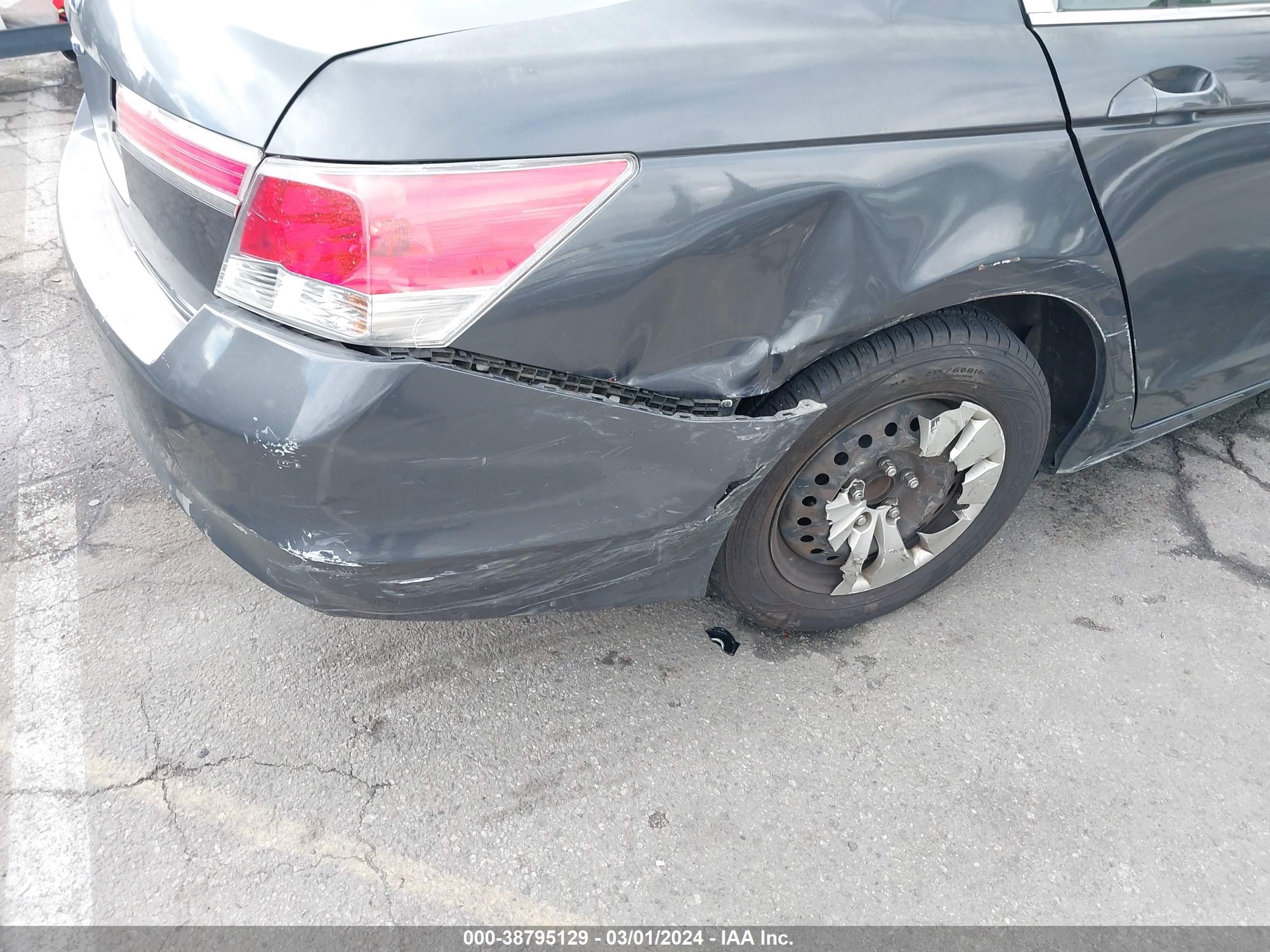 Photo 5 VIN: 1HGCP2F35BA001035 - HONDA ACCORD 