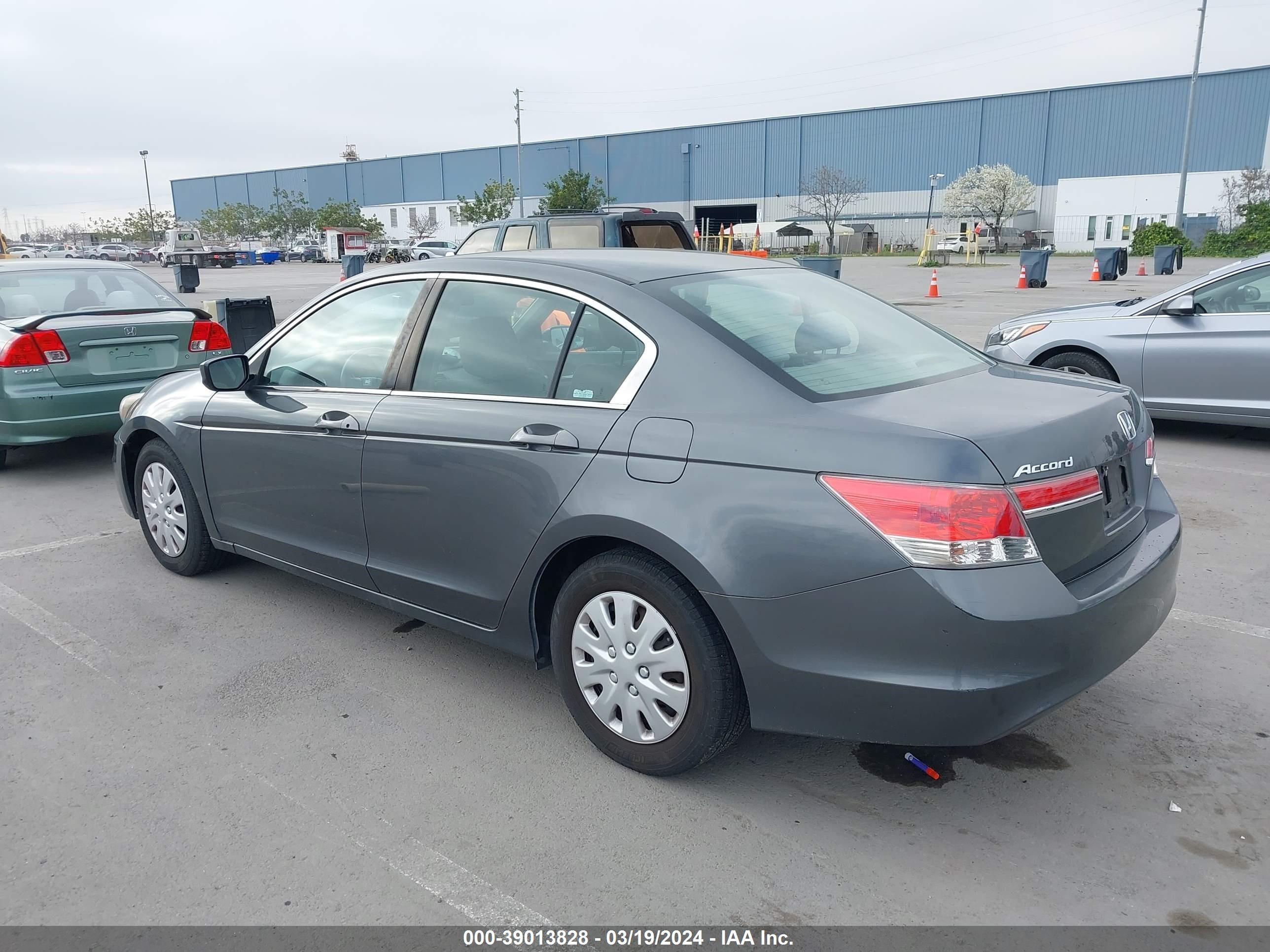 Photo 2 VIN: 1HGCP2F35BA074129 - HONDA ACCORD 