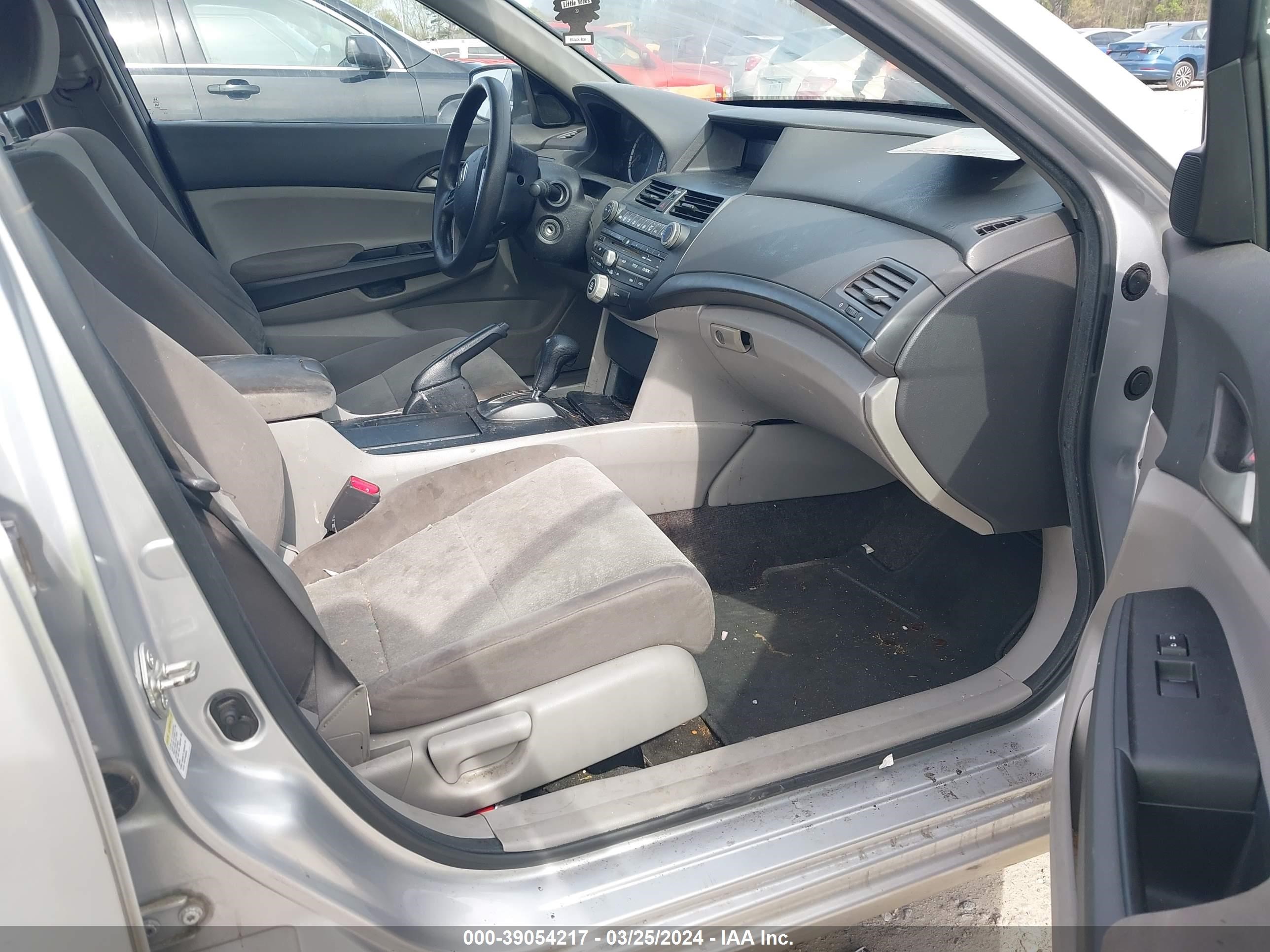 Photo 4 VIN: 1HGCP2F36AA069102 - HONDA ACCORD 