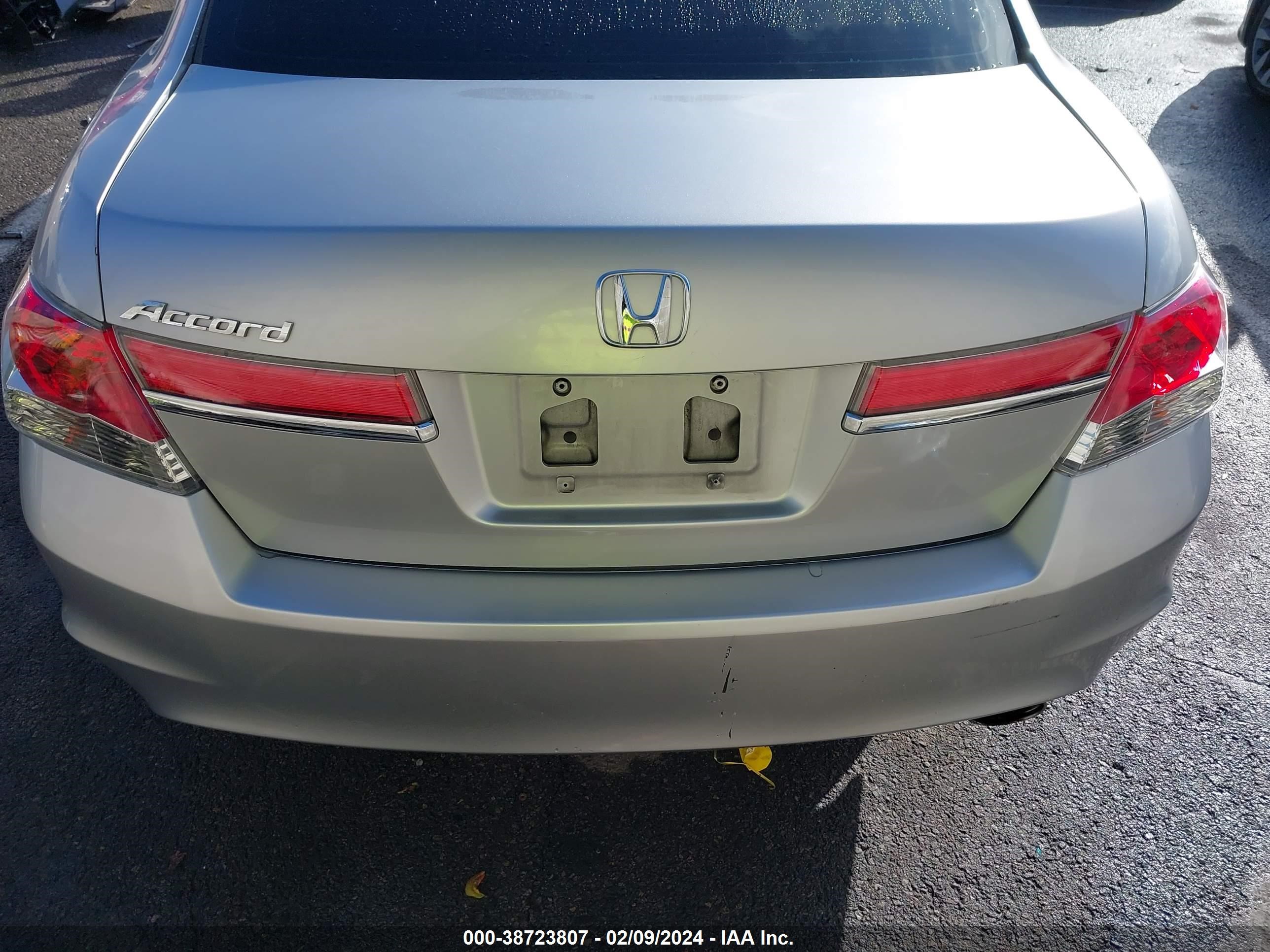 Photo 16 VIN: 1HGCP2F36BA014313 - HONDA ACCORD 