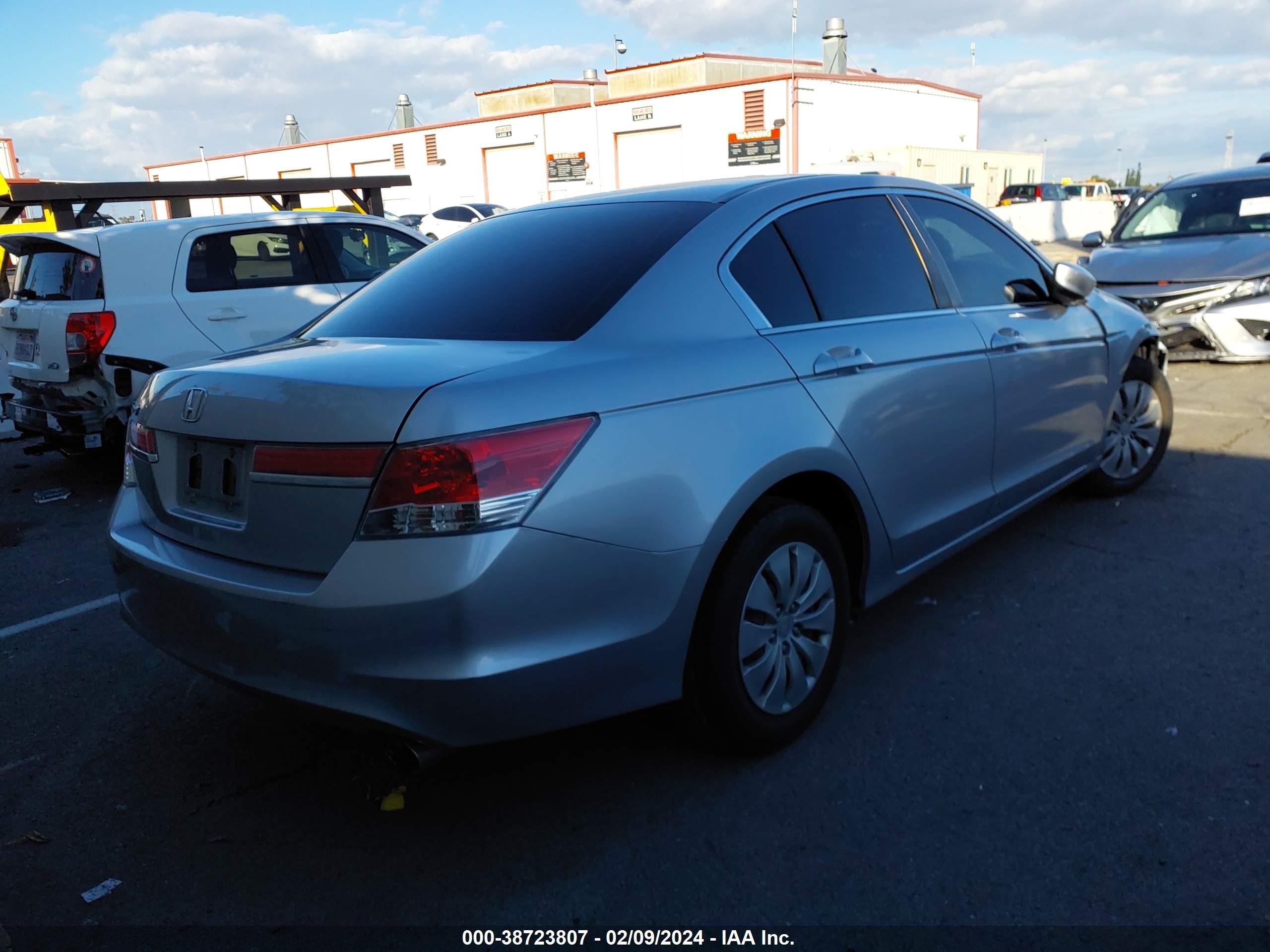 Photo 3 VIN: 1HGCP2F36BA014313 - HONDA ACCORD 