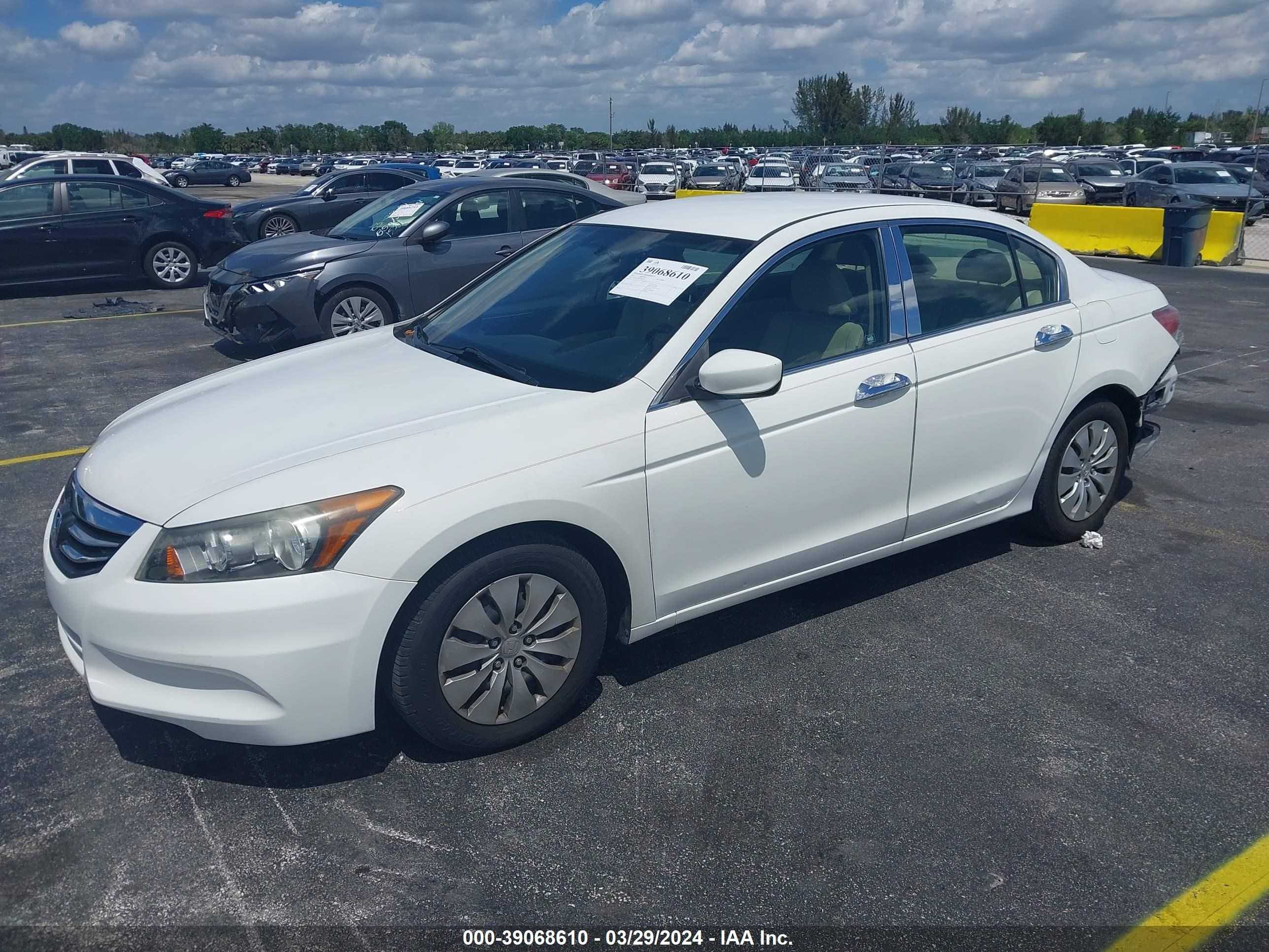 Photo 1 VIN: 1HGCP2F37BA051421 - HONDA ACCORD 