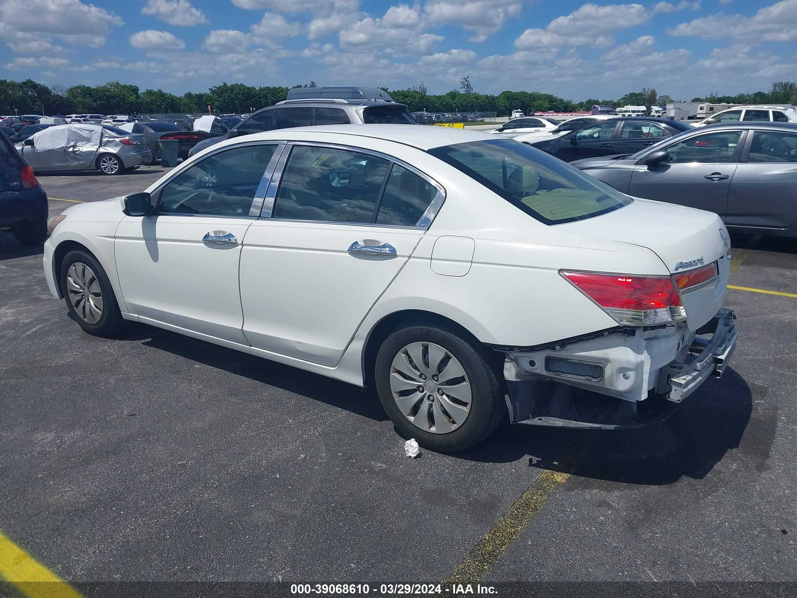 Photo 2 VIN: 1HGCP2F37BA051421 - HONDA ACCORD 