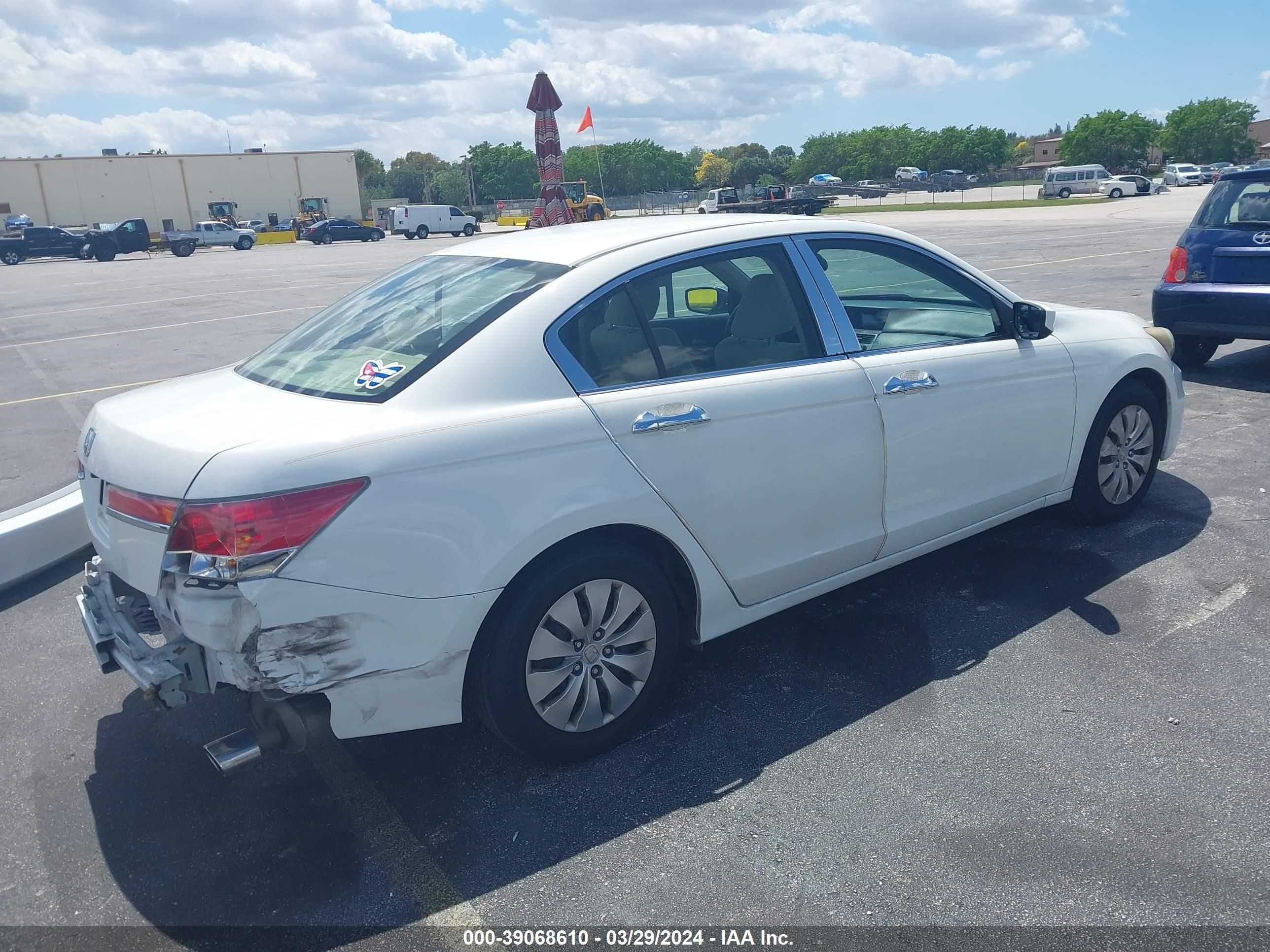 Photo 3 VIN: 1HGCP2F37BA051421 - HONDA ACCORD 