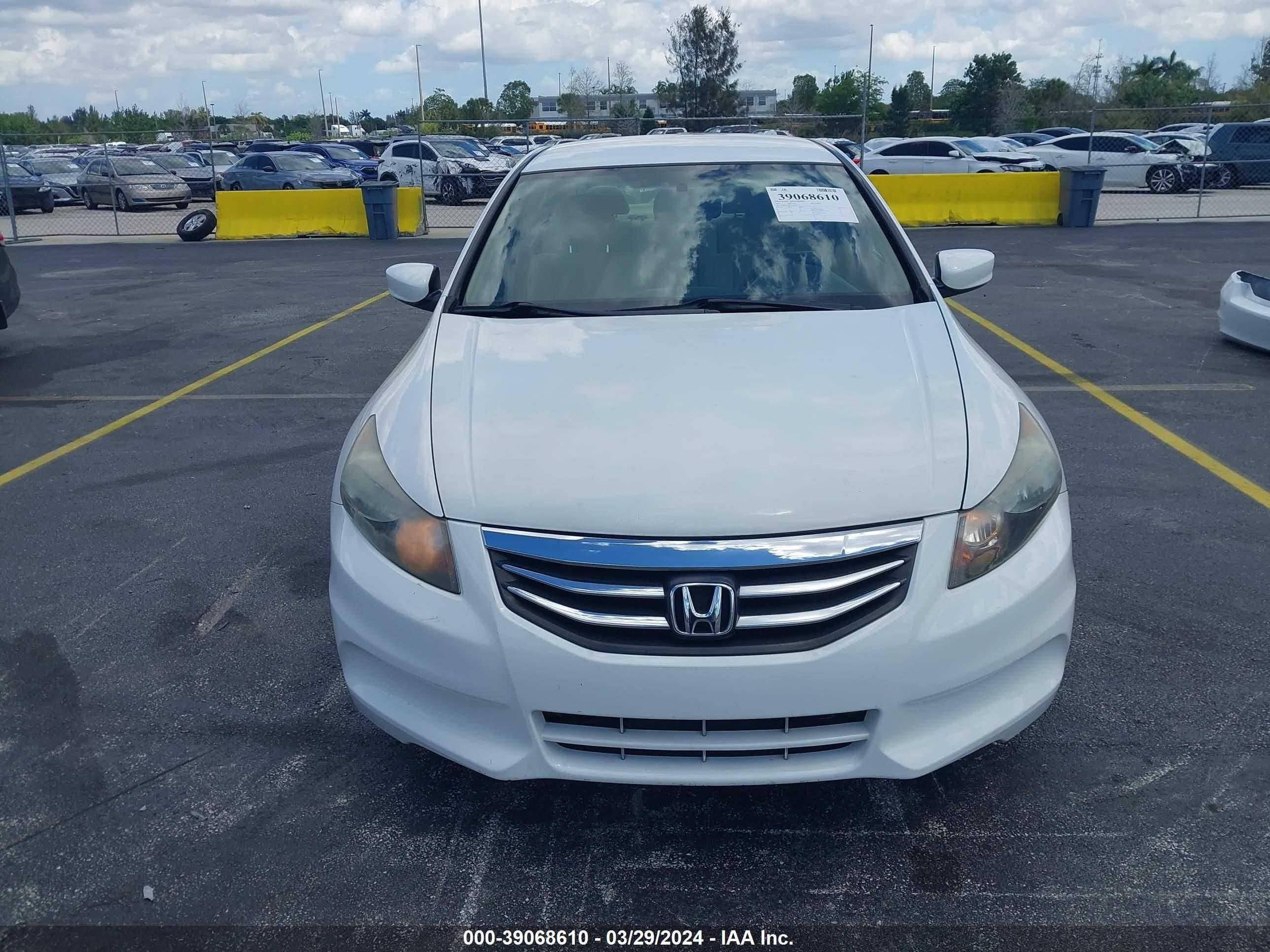 Photo 5 VIN: 1HGCP2F37BA051421 - HONDA ACCORD 