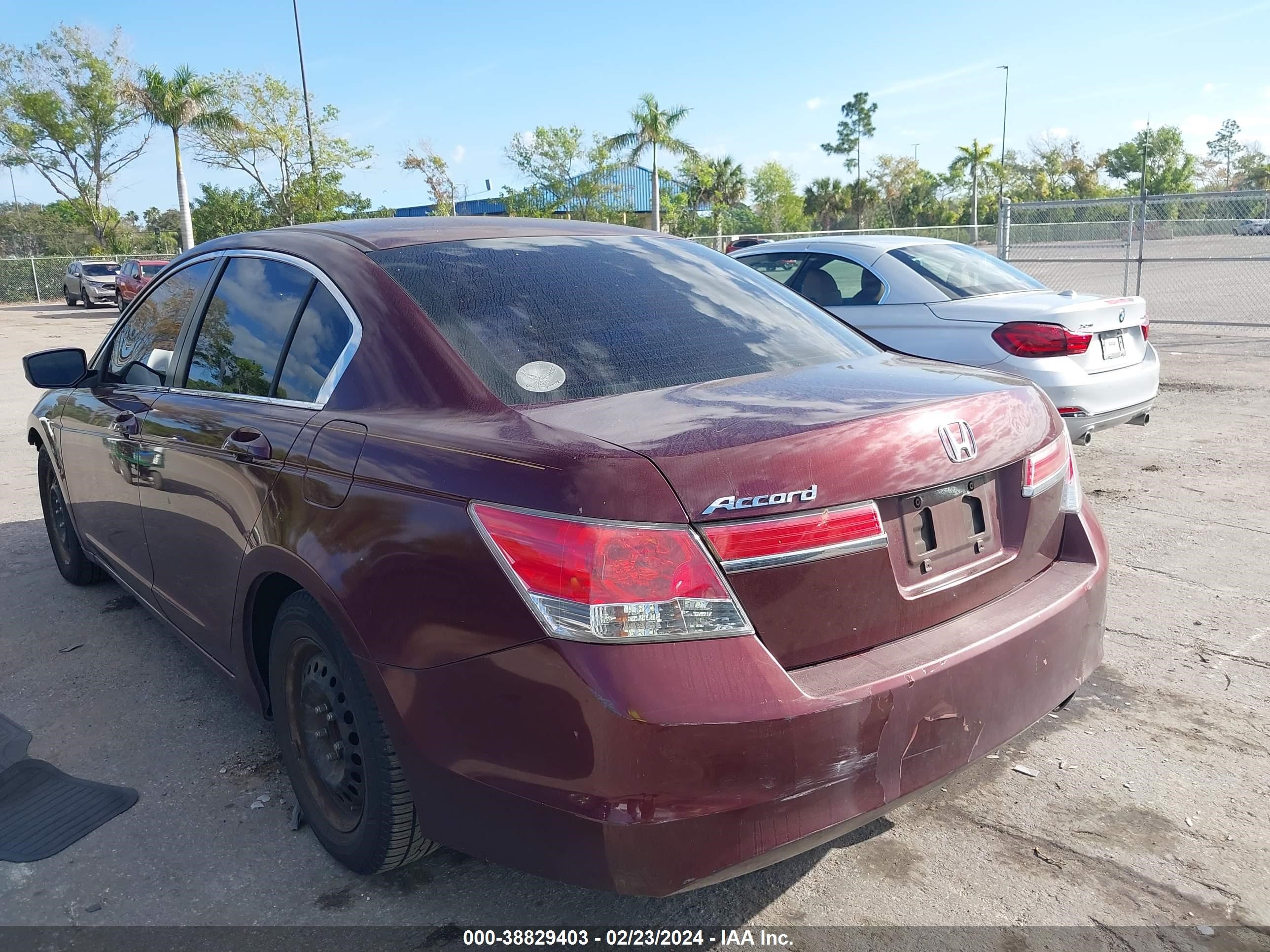 Photo 2 VIN: 1HGCP2F37BA068493 - HONDA ACCORD 