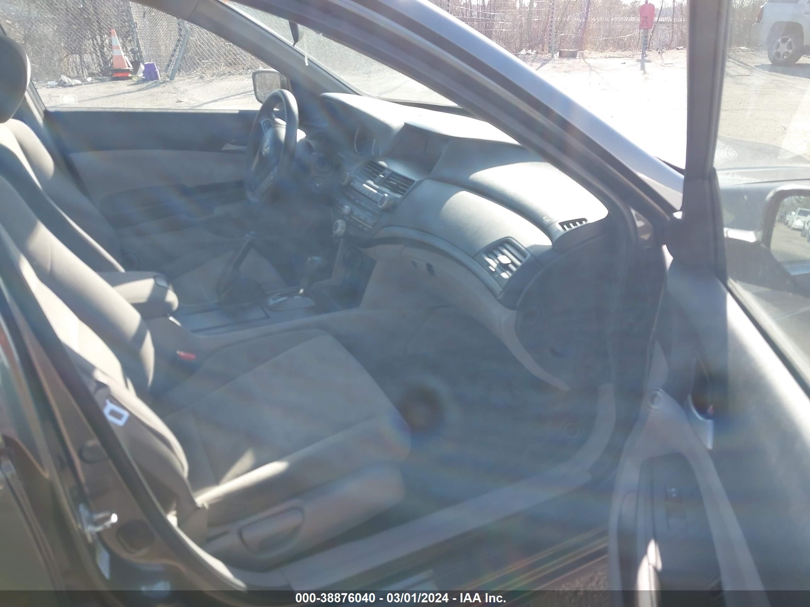 Photo 4 VIN: 1HGCP2F38AA020404 - HONDA ACCORD 