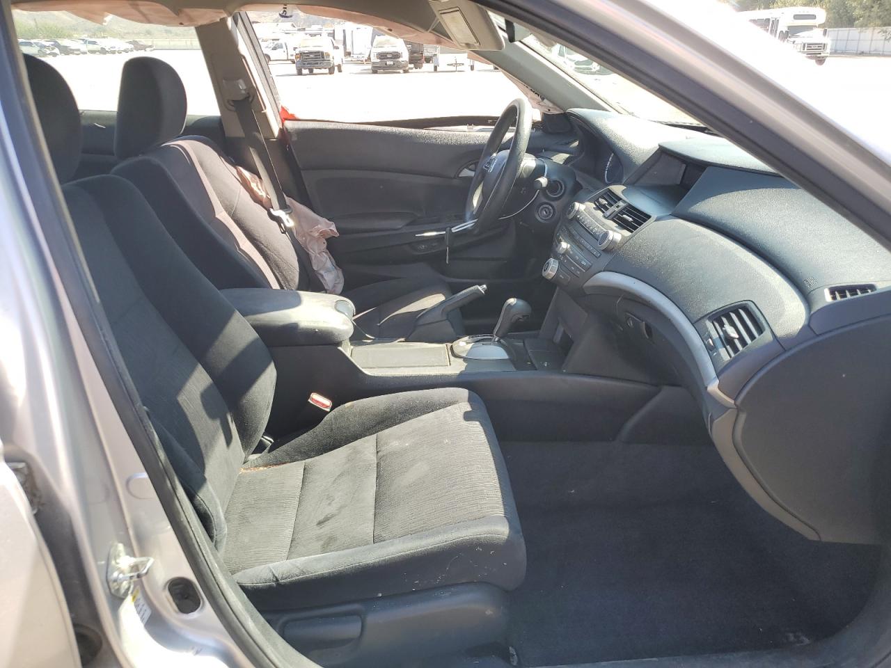 Photo 6 VIN: 1HGCP2F38BA033204 - HONDA ACCORD 