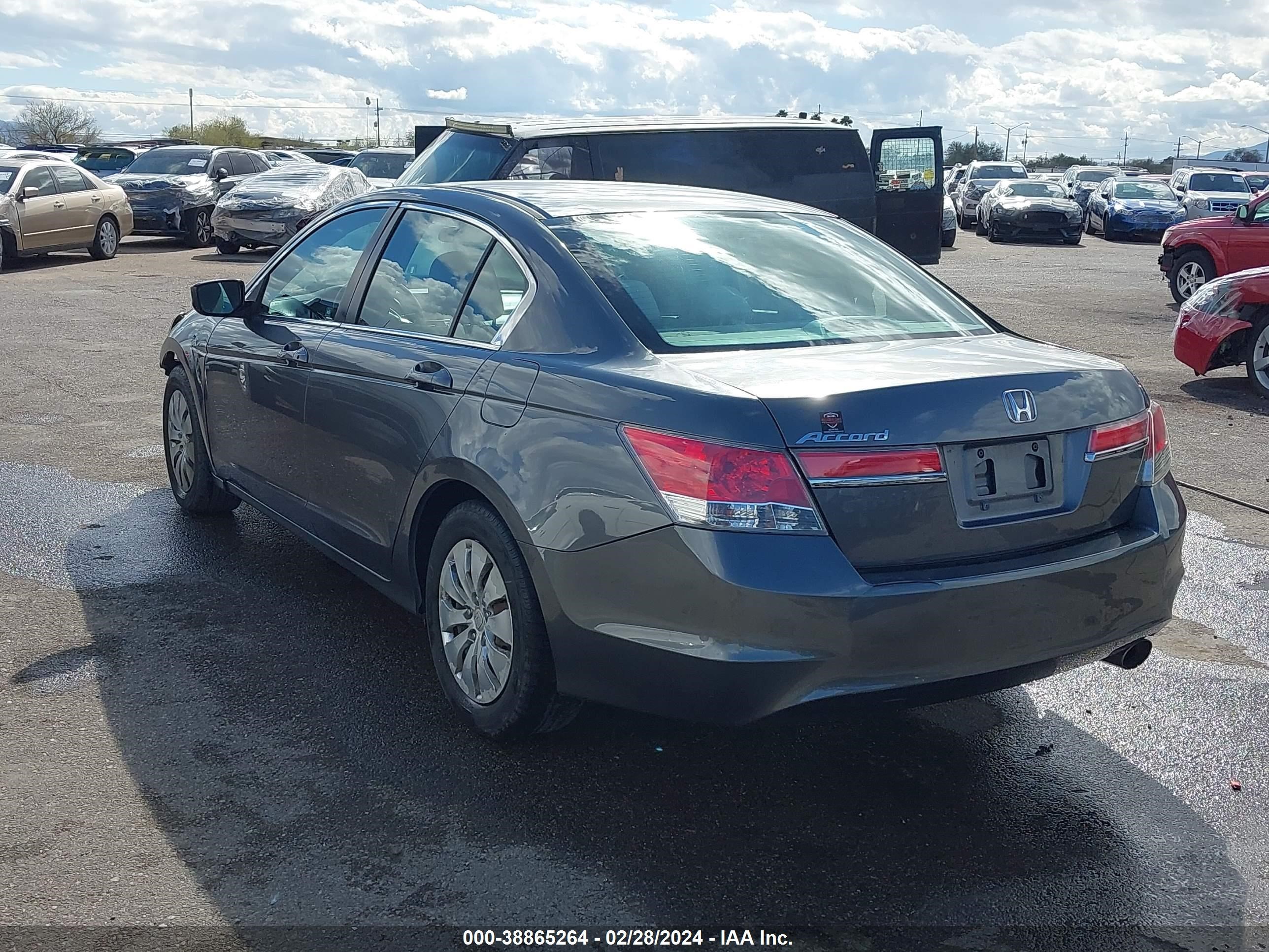 Photo 2 VIN: 1HGCP2F39BA121713 - HONDA ACCORD 