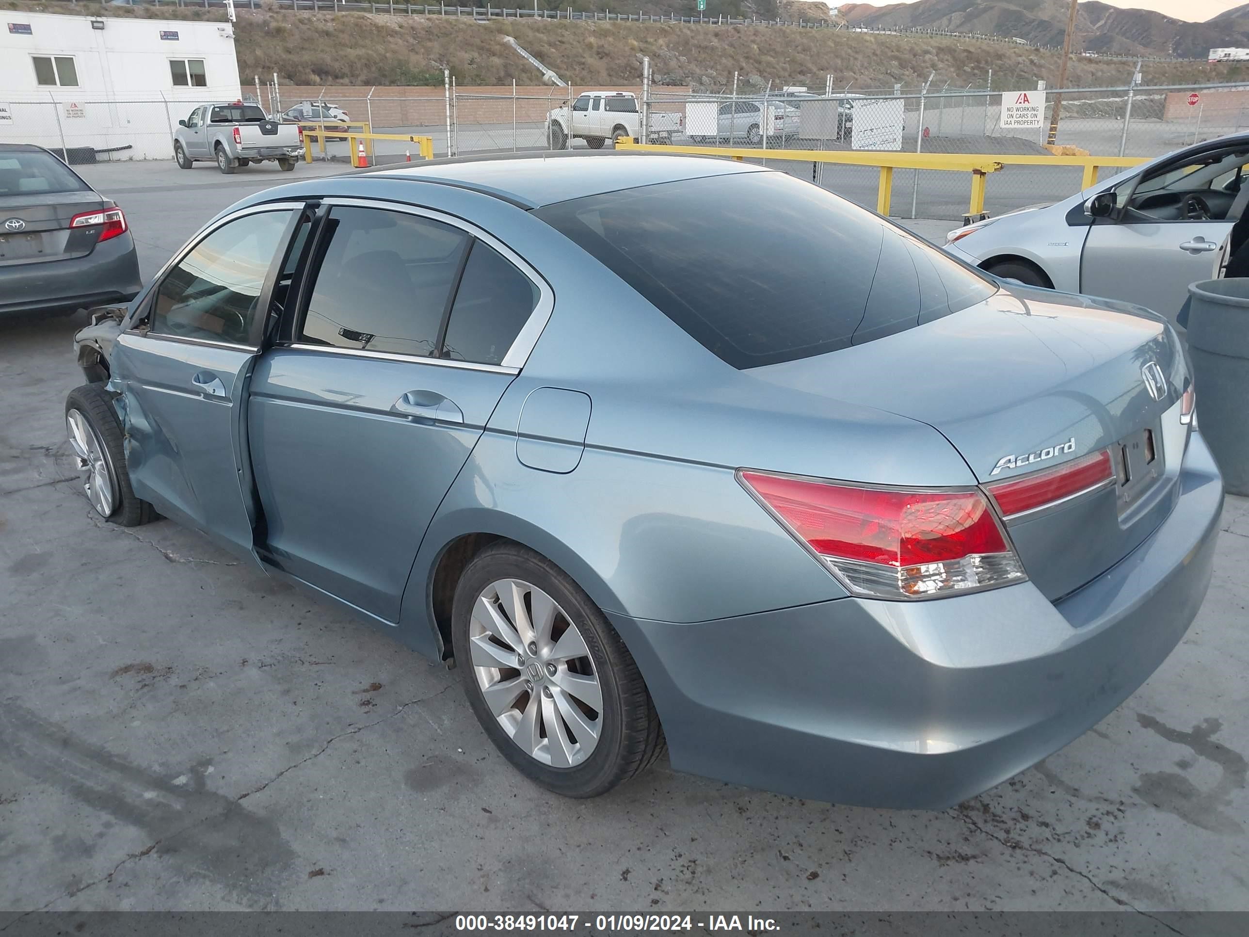 Photo 2 VIN: 1HGCP2F39CA033178 - HONDA ACCORD 