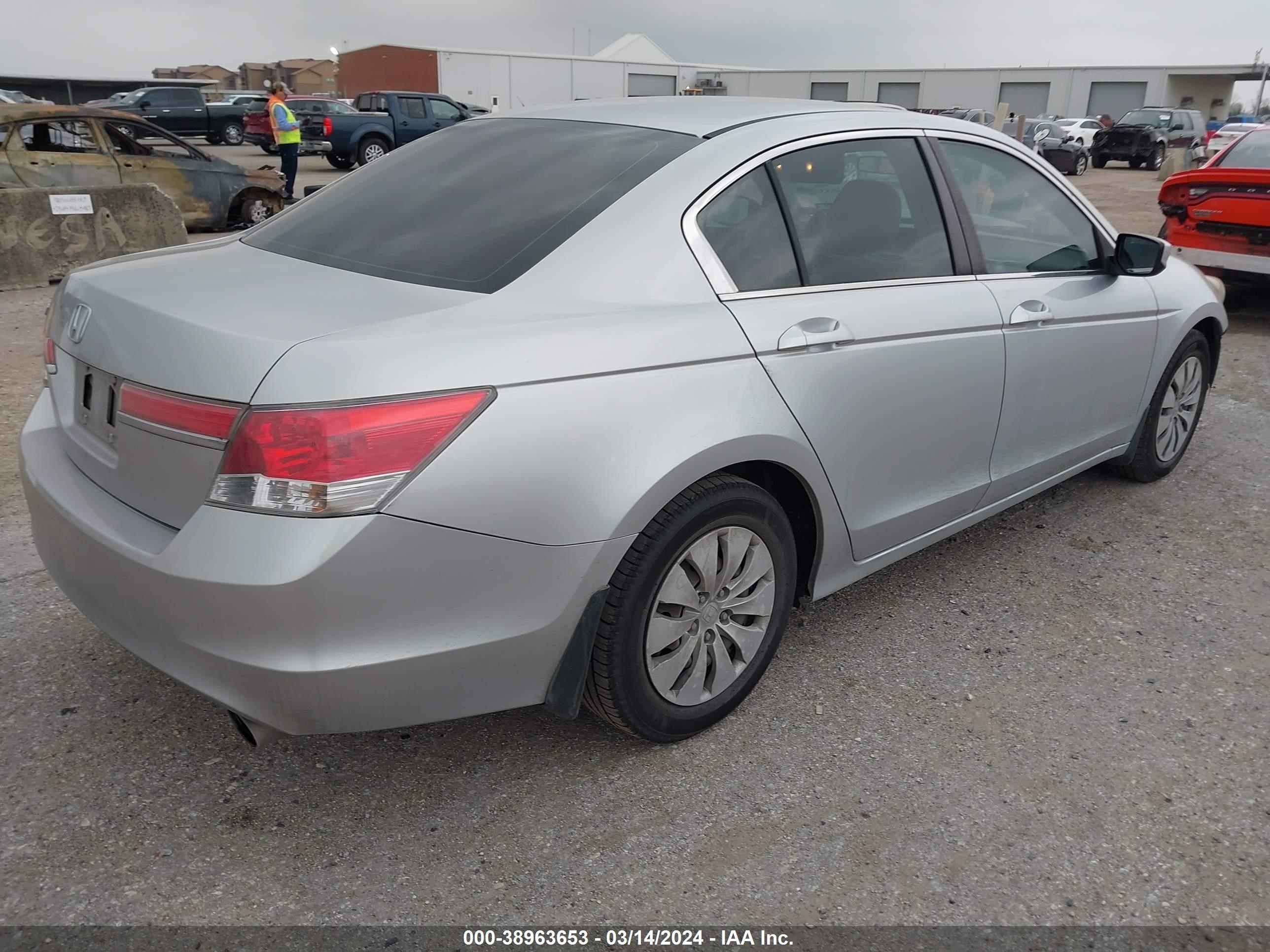 Photo 3 VIN: 1HGCP2F39CA037909 - HONDA ACCORD 