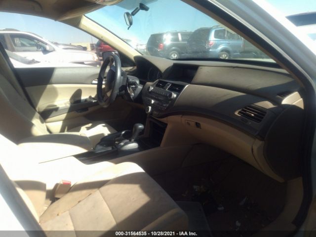 Photo 4 VIN: 1HGCP2F3XAA099851 - HONDA ACCORD SDN 