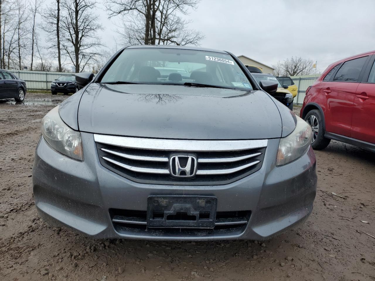 Photo 4 VIN: 1HGCP2F3XBA040395 - HONDA ACCORD 