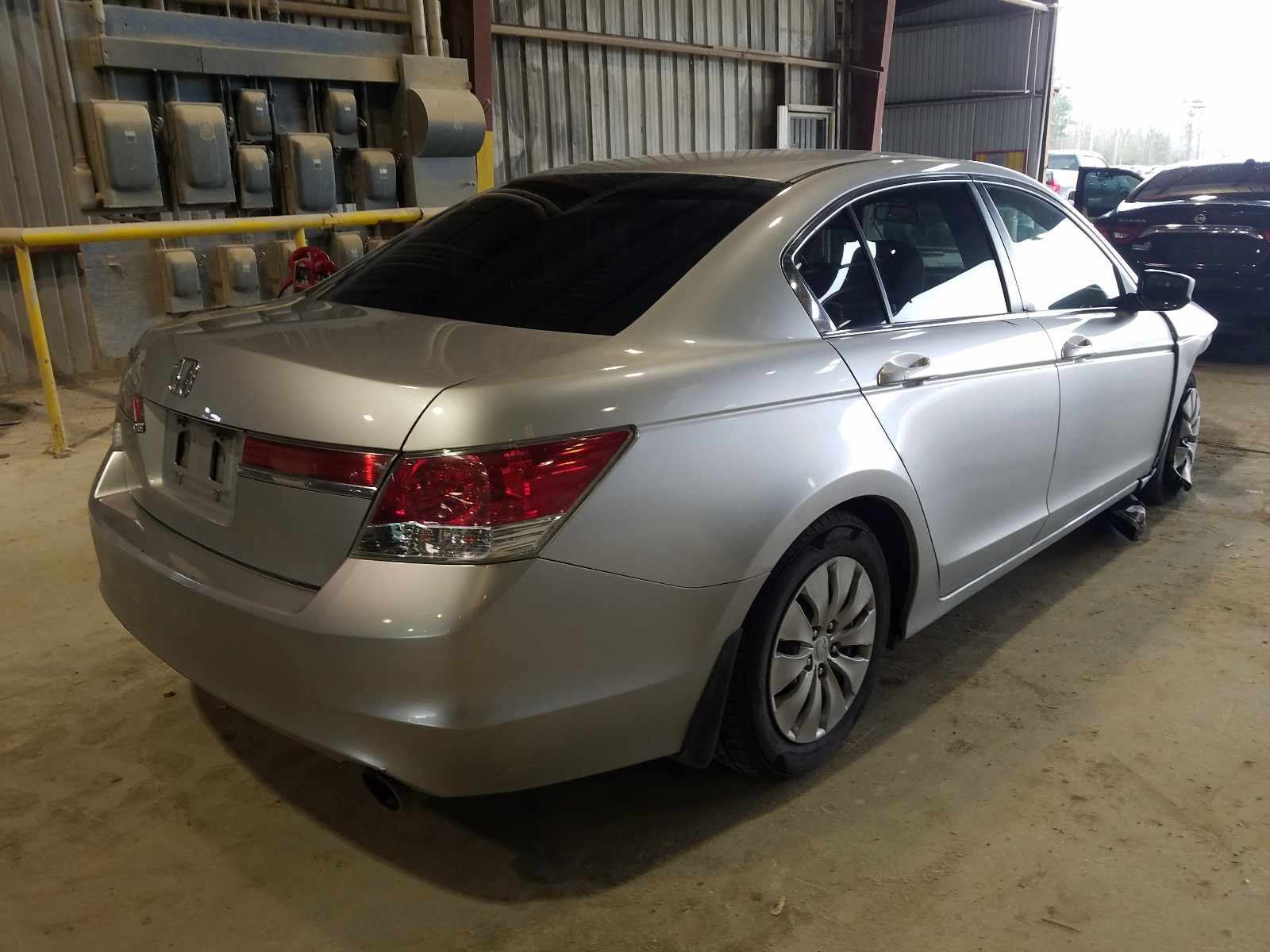 Photo 3 VIN: 1HGCP2F3XCA213673 - HONDA ACCORD LX 