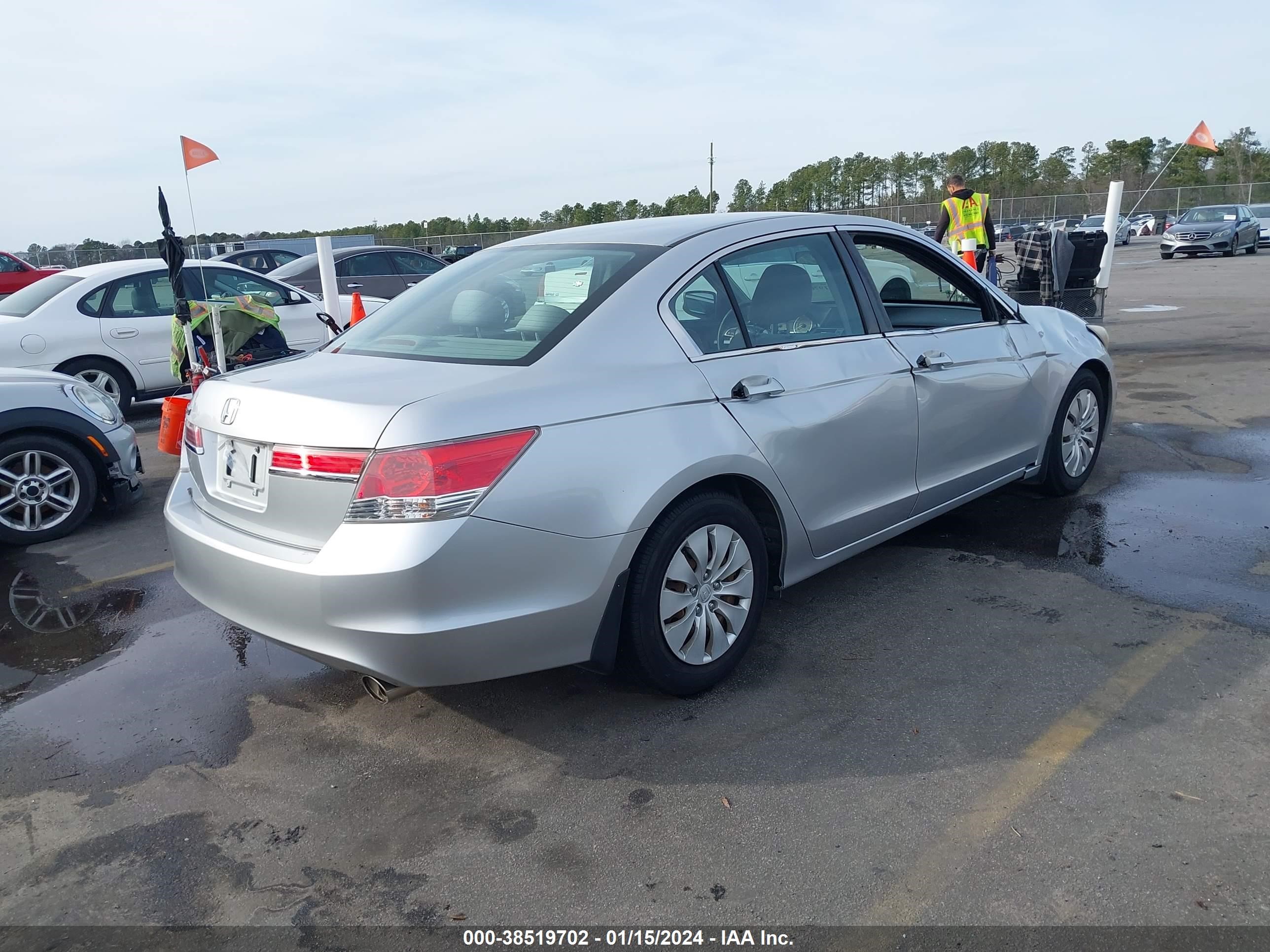 Photo 3 VIN: 1HGCP2F3XCA225998 - HONDA ACCORD 