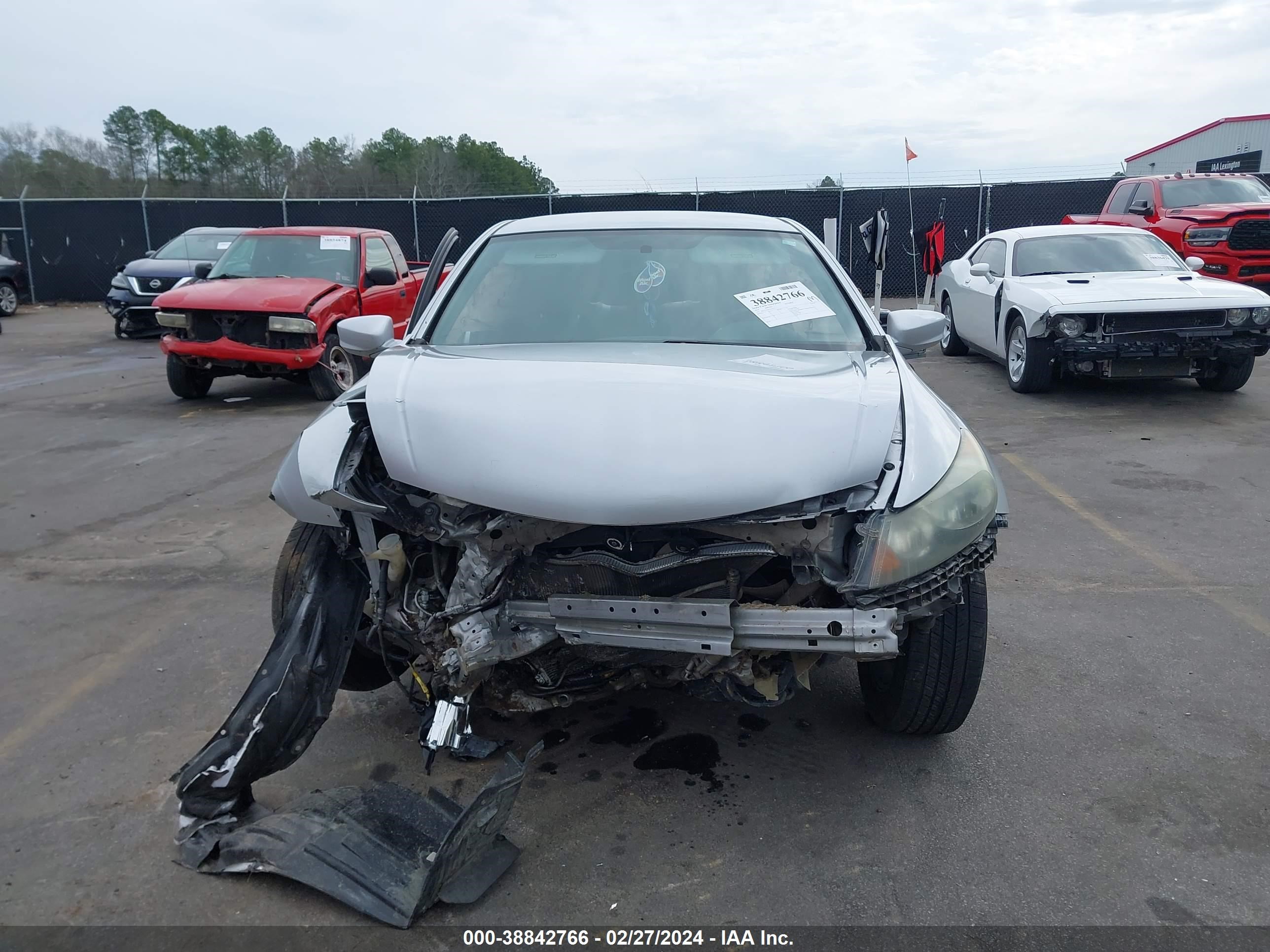 Photo 10 VIN: 1HGCP2F40AA112373 - HONDA ACCORD 