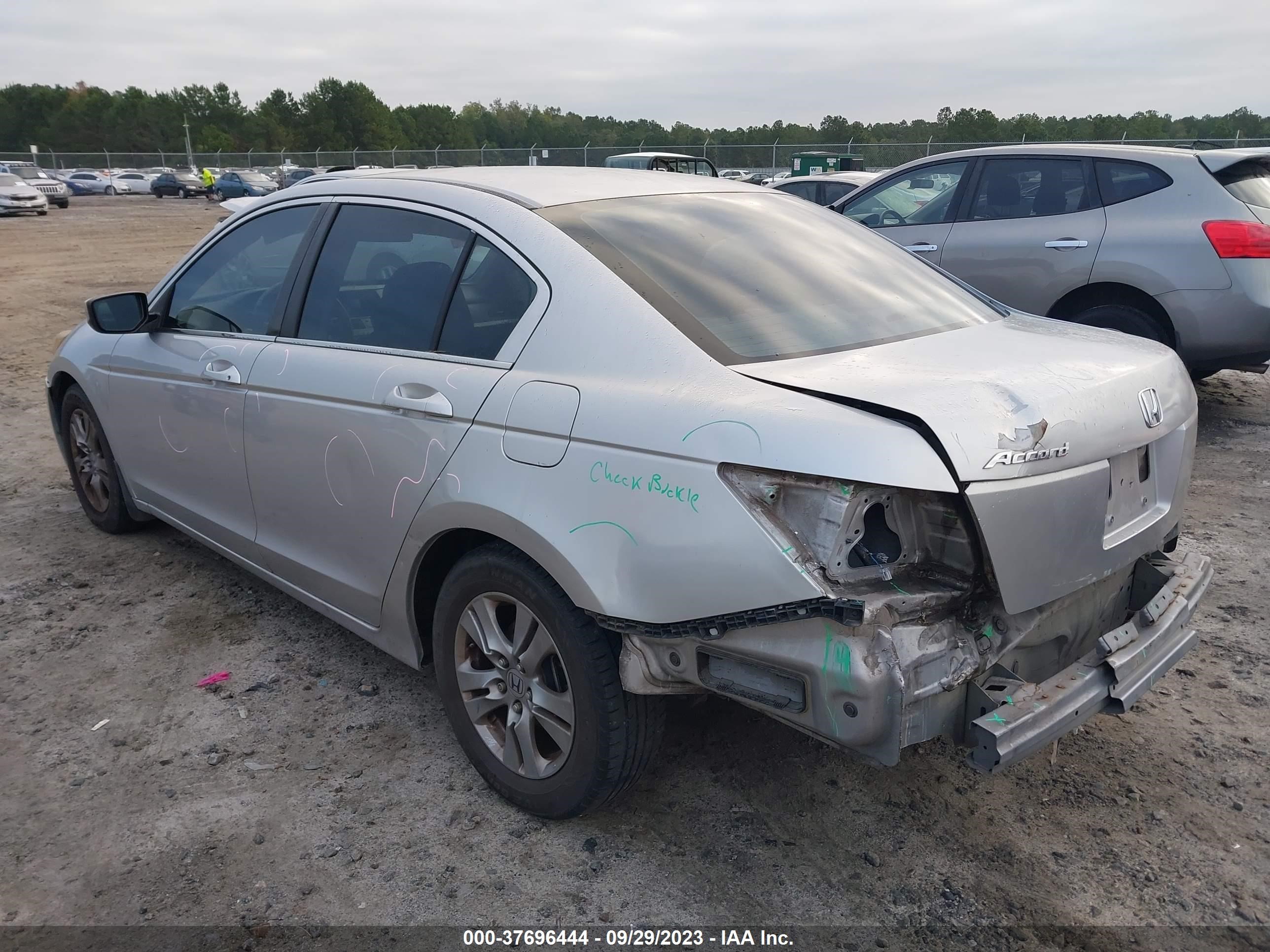 Photo 2 VIN: 1HGCP2F40BA058977 - HONDA ACCORD 