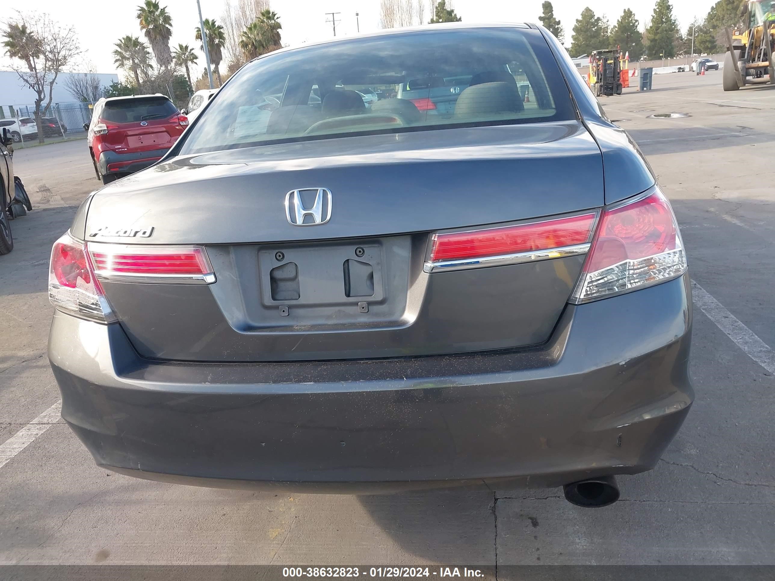 Photo 16 VIN: 1HGCP2F40BA128803 - HONDA ACCORD 