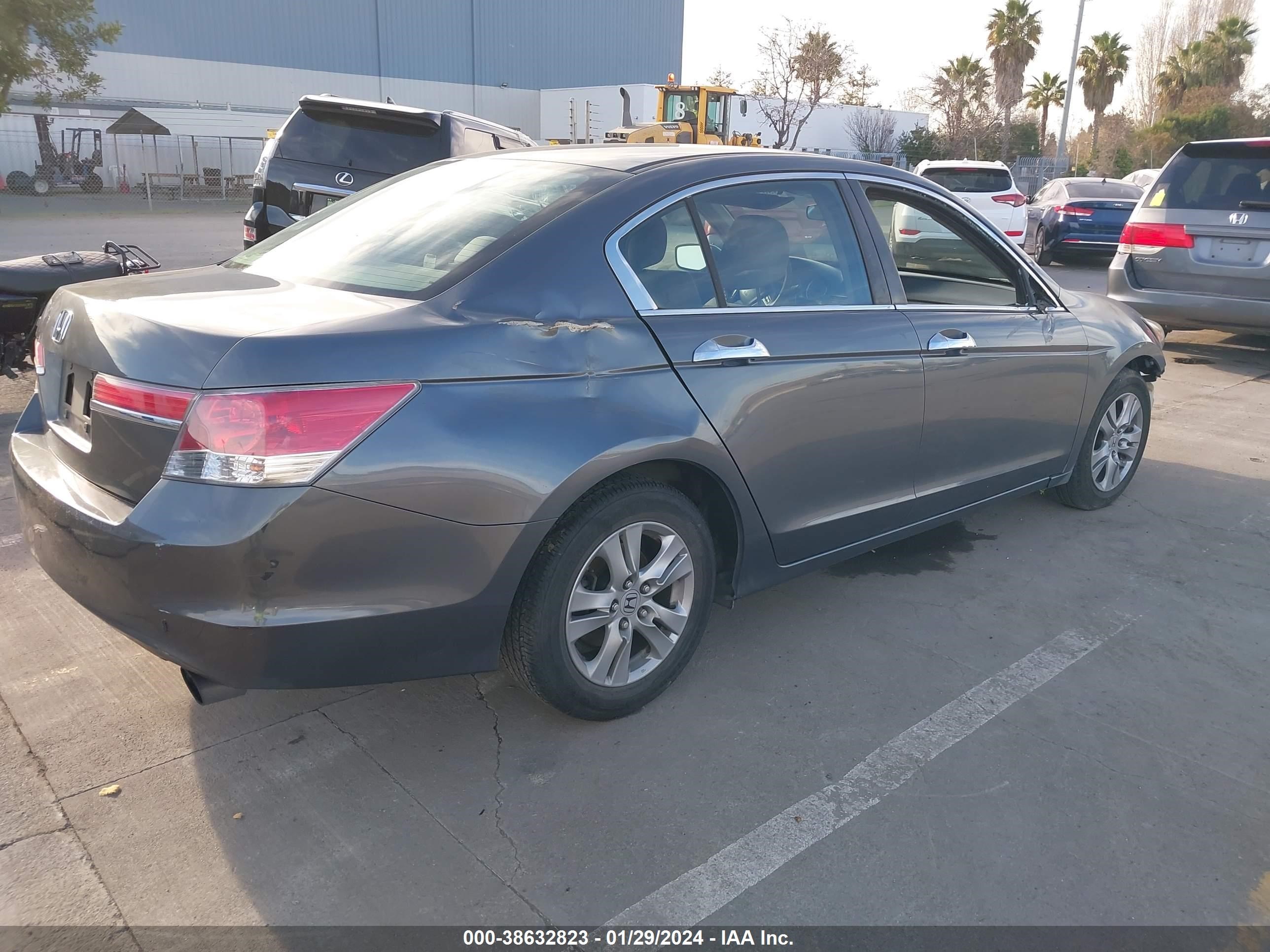 Photo 3 VIN: 1HGCP2F40BA128803 - HONDA ACCORD 