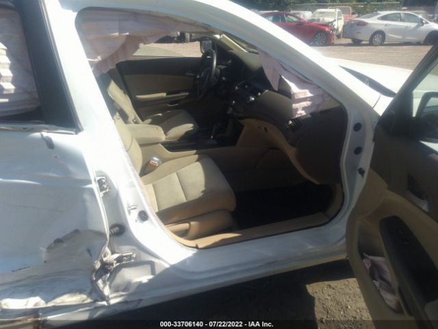 Photo 4 VIN: 1HGCP2F41AA060512 - HONDA ACCORD SDN 